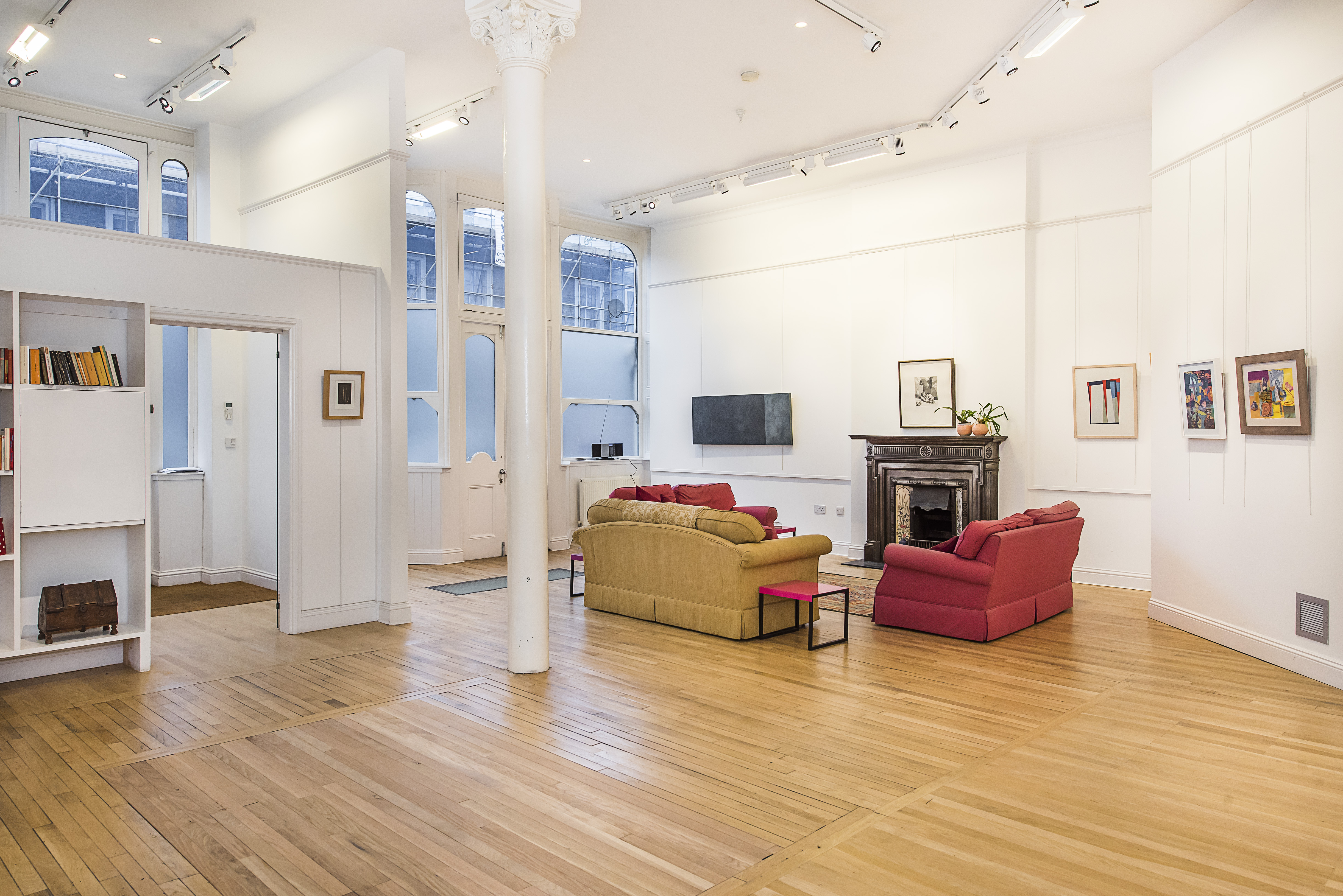 Versatile event space in San Mei Gallery with natural light, ideal for meetings and gatherings.