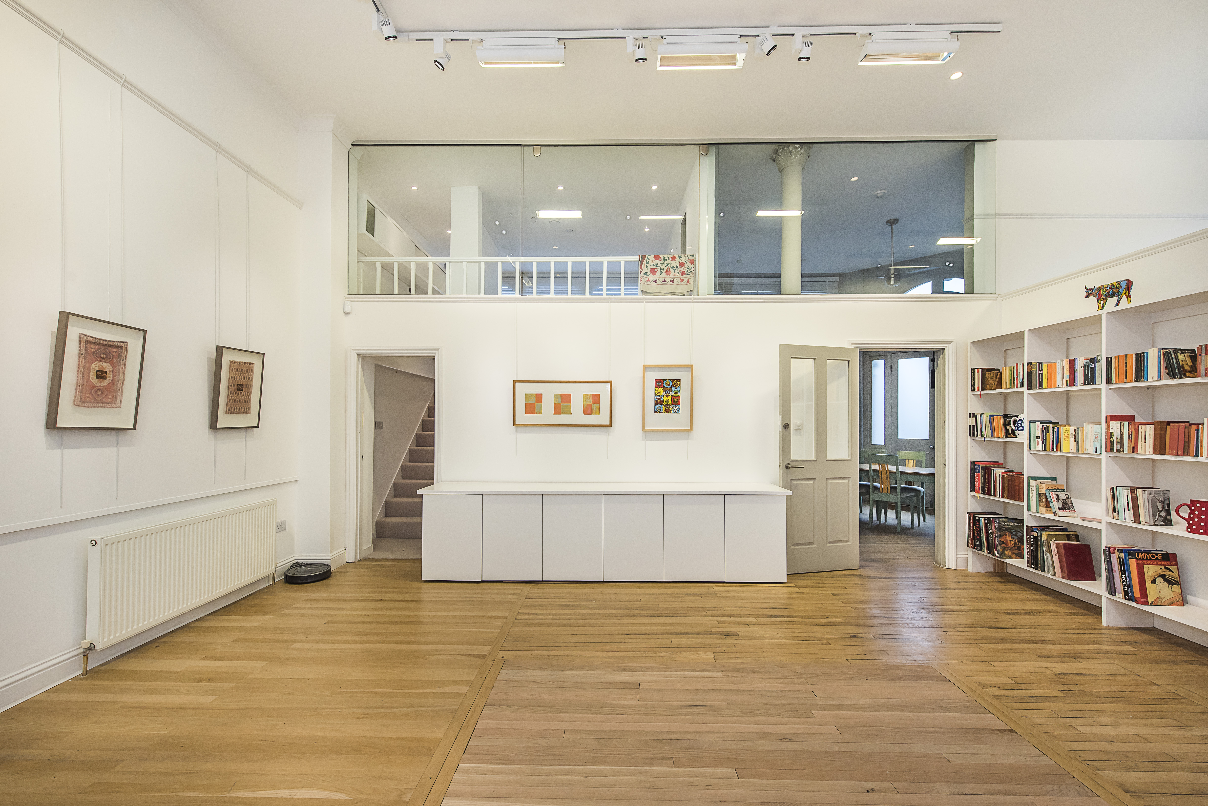 Modern event space with wooden flooring, ideal for workshops and meetings in San Mei Gallery.