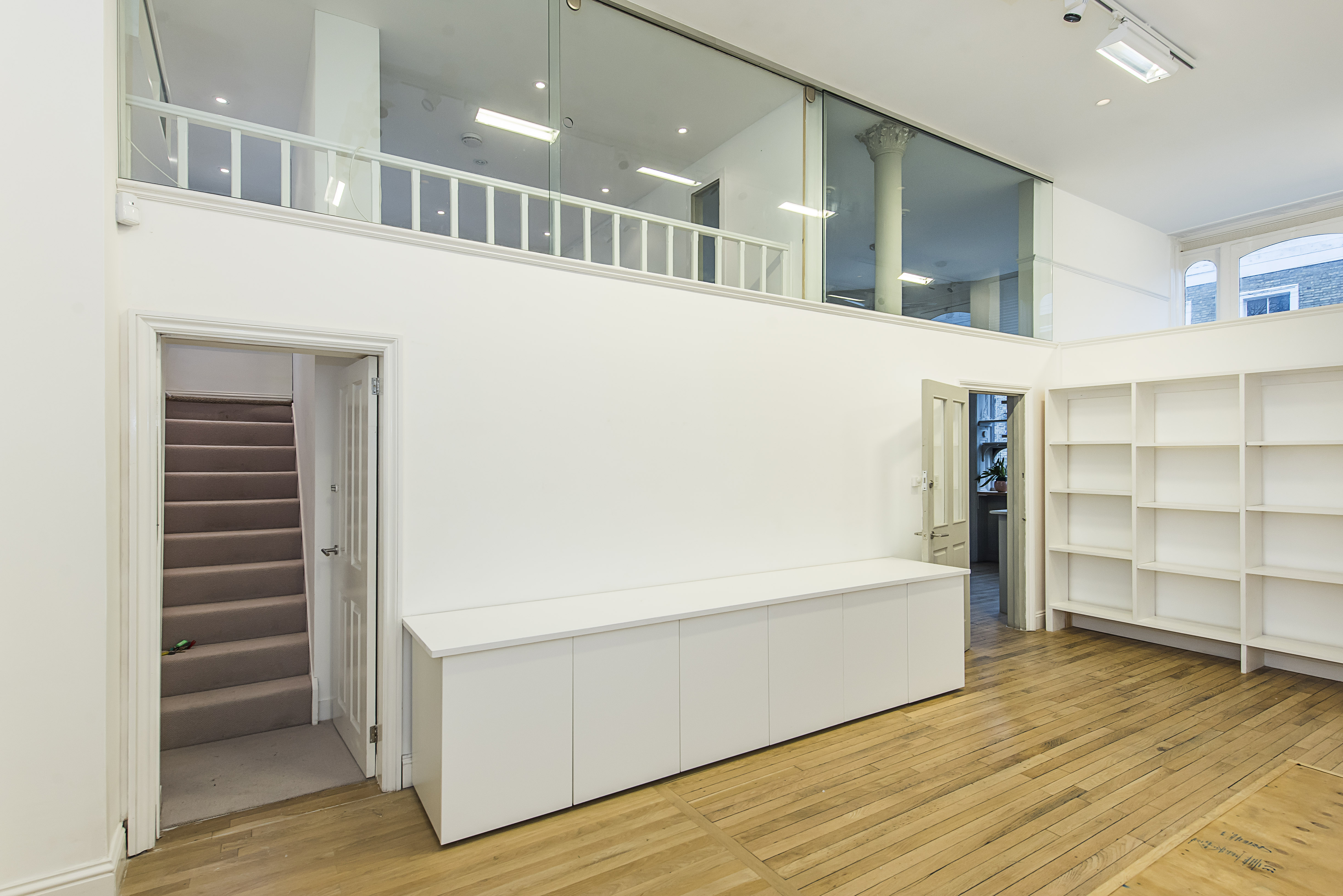 Versatile San Mei Gallery event space with natural light, ideal for meetings and workshops.