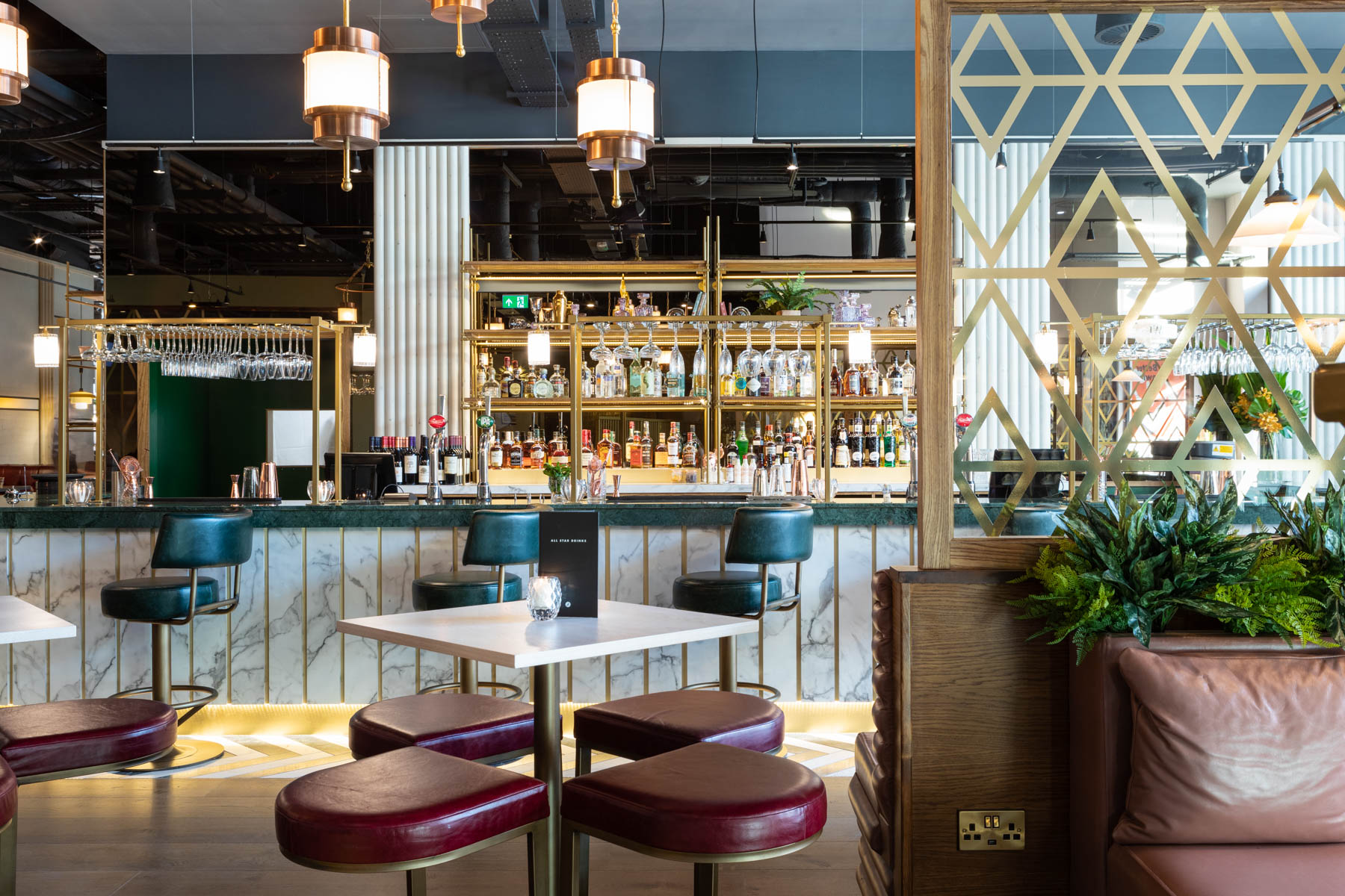 Main Hall Exclusive - l0u0z0pxhic.jpg