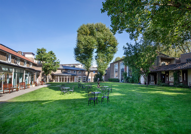 Queen Elizabeth Conference room: outdoor event space with lush lawns, ideal for gatherings.