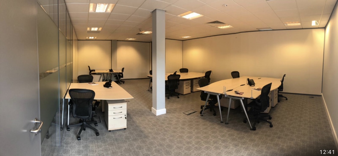 Spacious Q16 office in Qora, ideal for meetings and workshops with natural light.