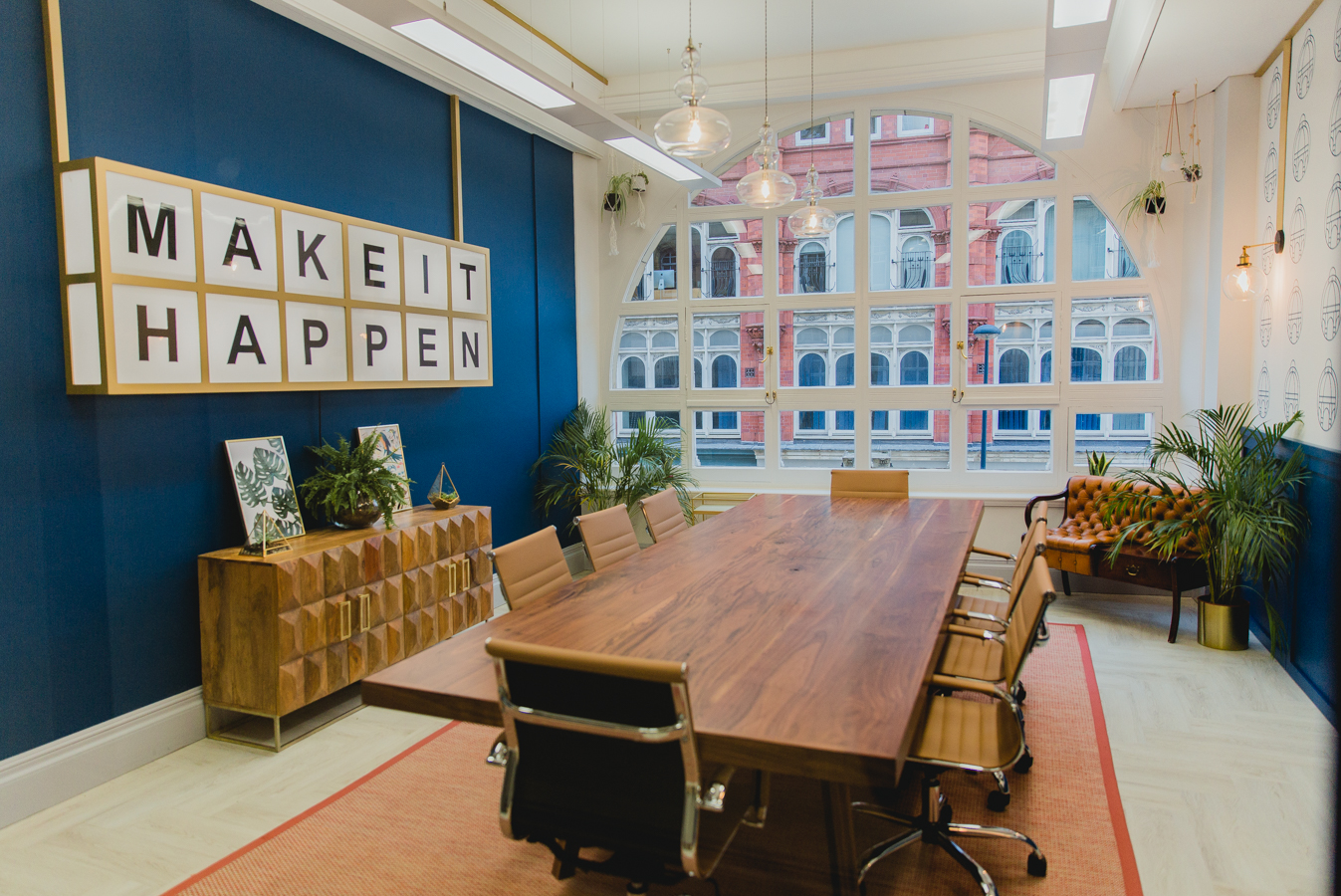 Modern meeting room in Wizu Workspace with large table for creative collaboration.