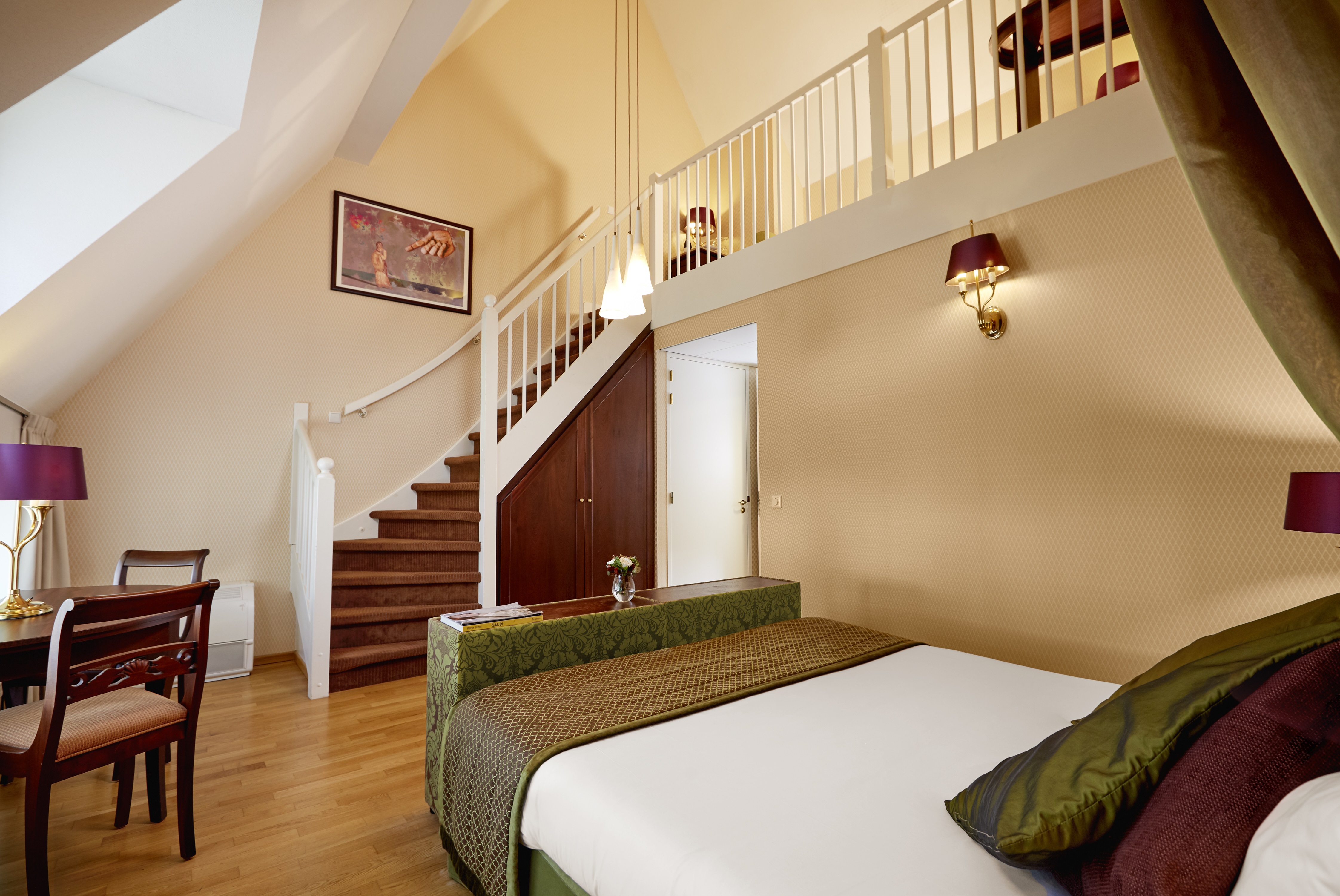 Cozy hotel room with staircase, ideal for meetings and retreats at Grand Hotel Karel V.