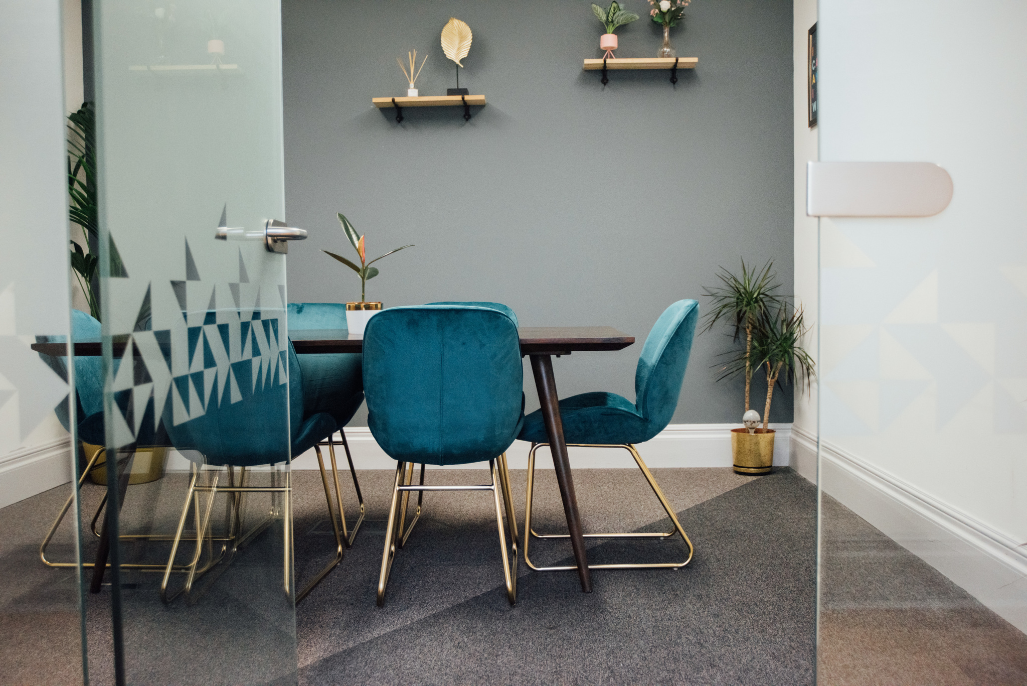 Modern meeting room in Wizu Workspace with teal chairs for collaboration and creativity.