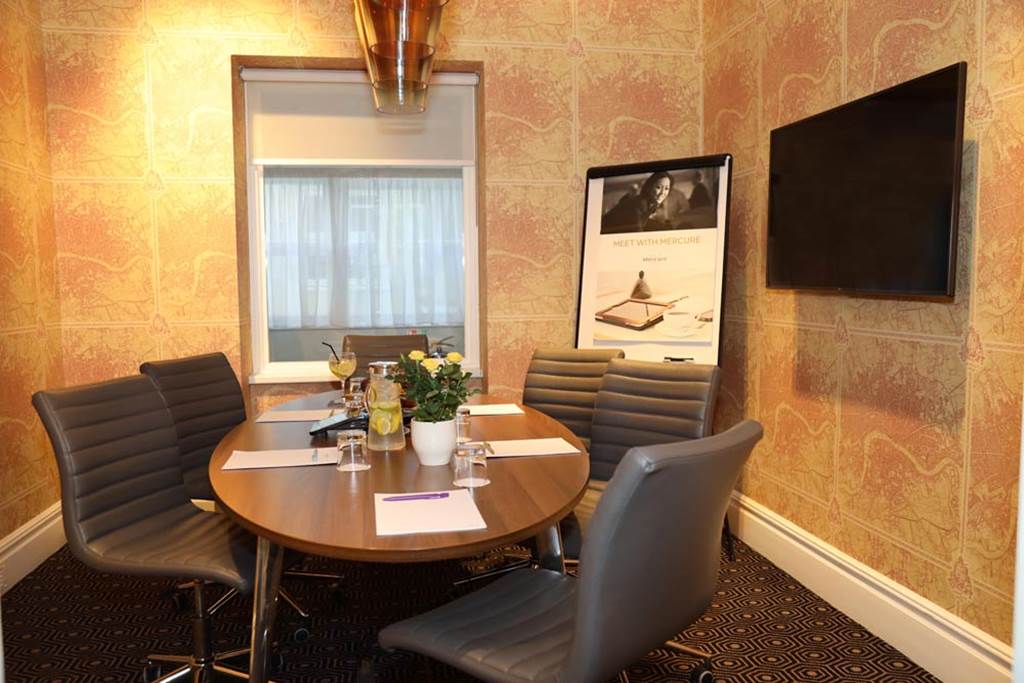 Hyde Suite meeting room with round table, ideal for professional gatherings in London.