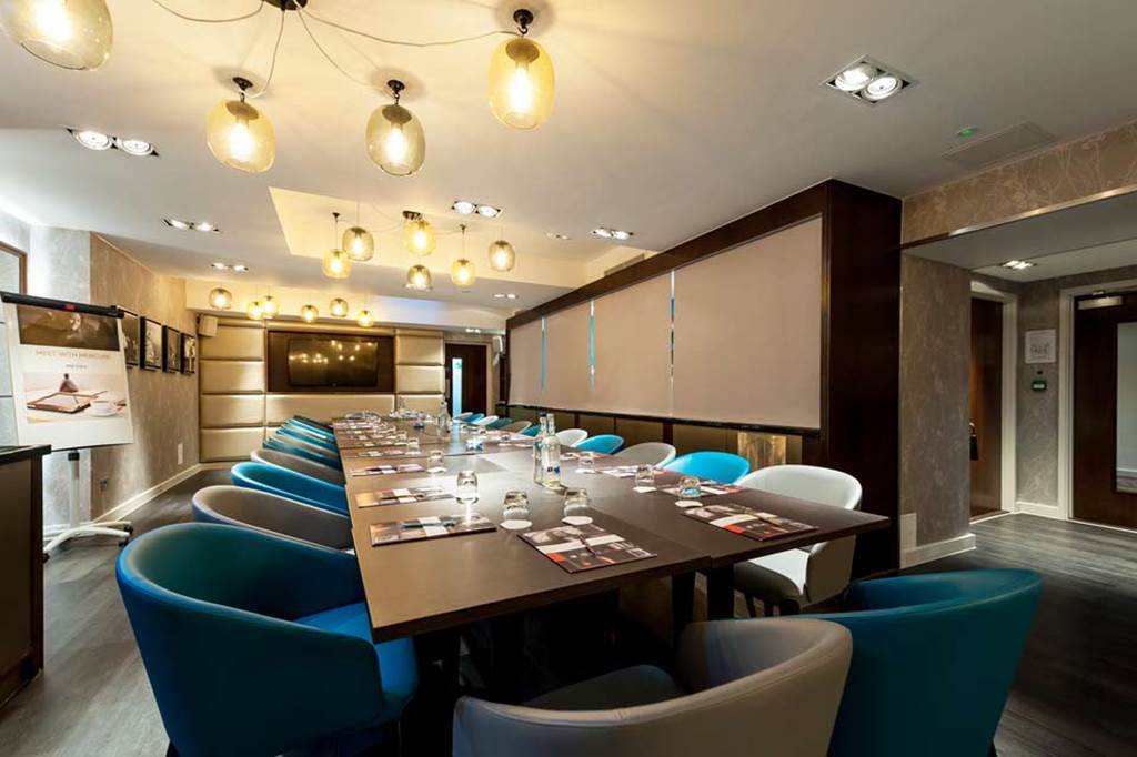 Modern meeting room in Mercure London Hyde Park, ideal for presentations and brainstorming.