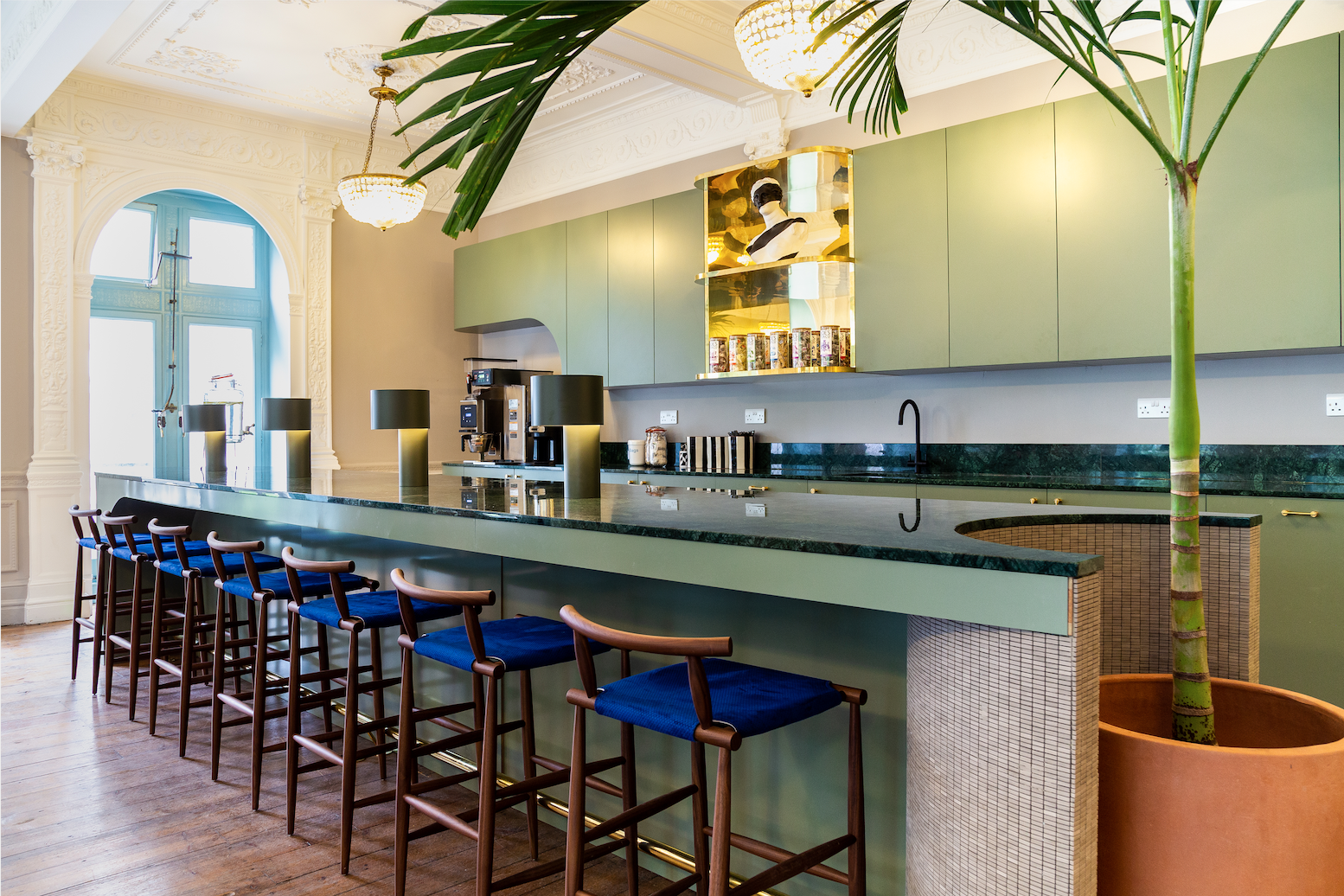 Stylish meeting space with bar area, ideal for networking events and gatherings.