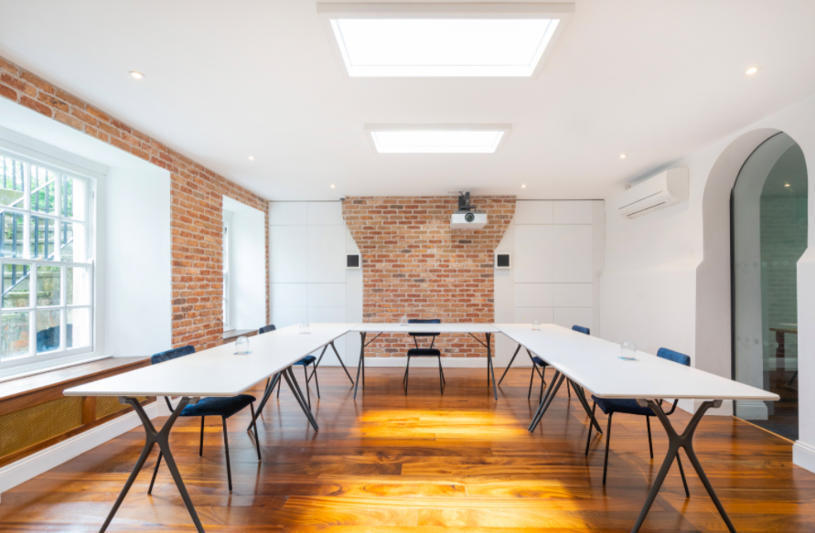 Modern meeting room with skylights, ideal for workshops and presentations.
