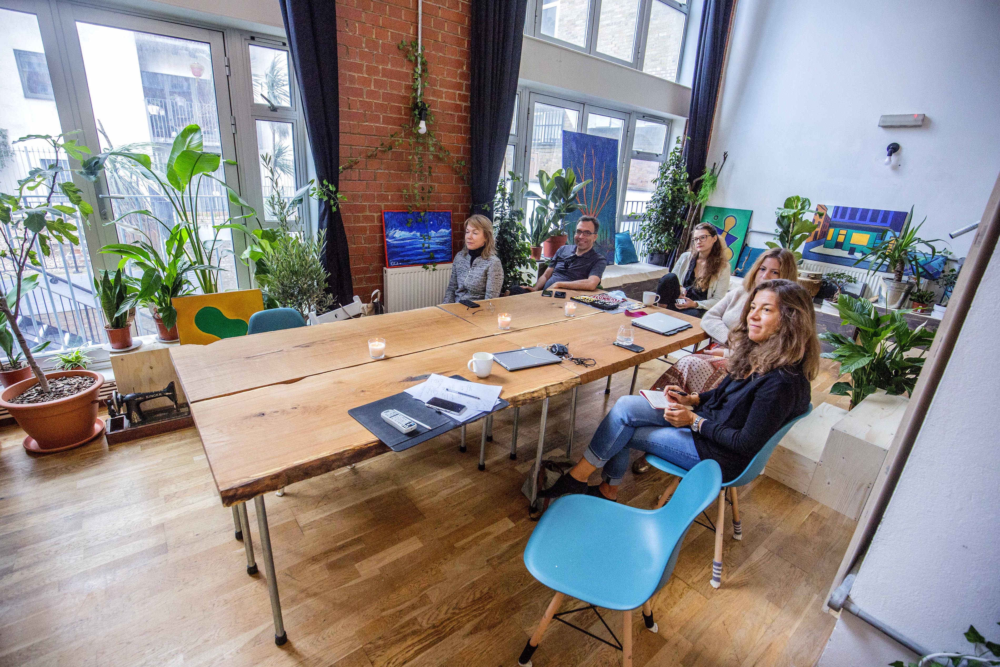 Modern meeting space on Kingsland Road with wooden table, ideal for brainstorming sessions.