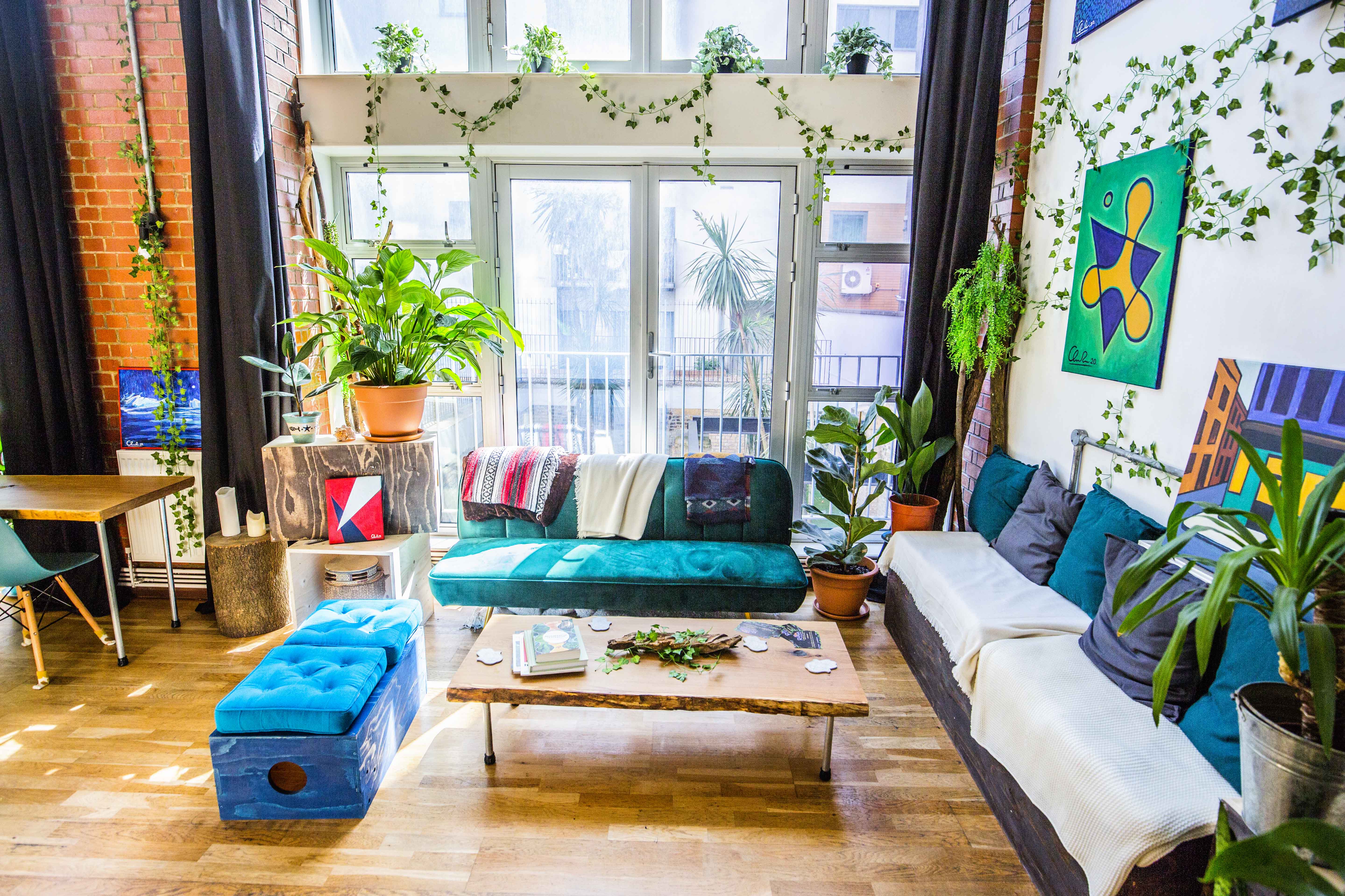 Vibrant meeting space on Kingsland Road, ideal for creative brainstorming sessions.