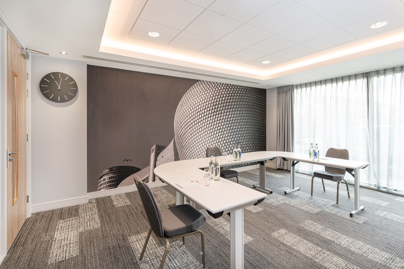Modern meeting room with natural light, ideal for collaborative events and brainstorming.