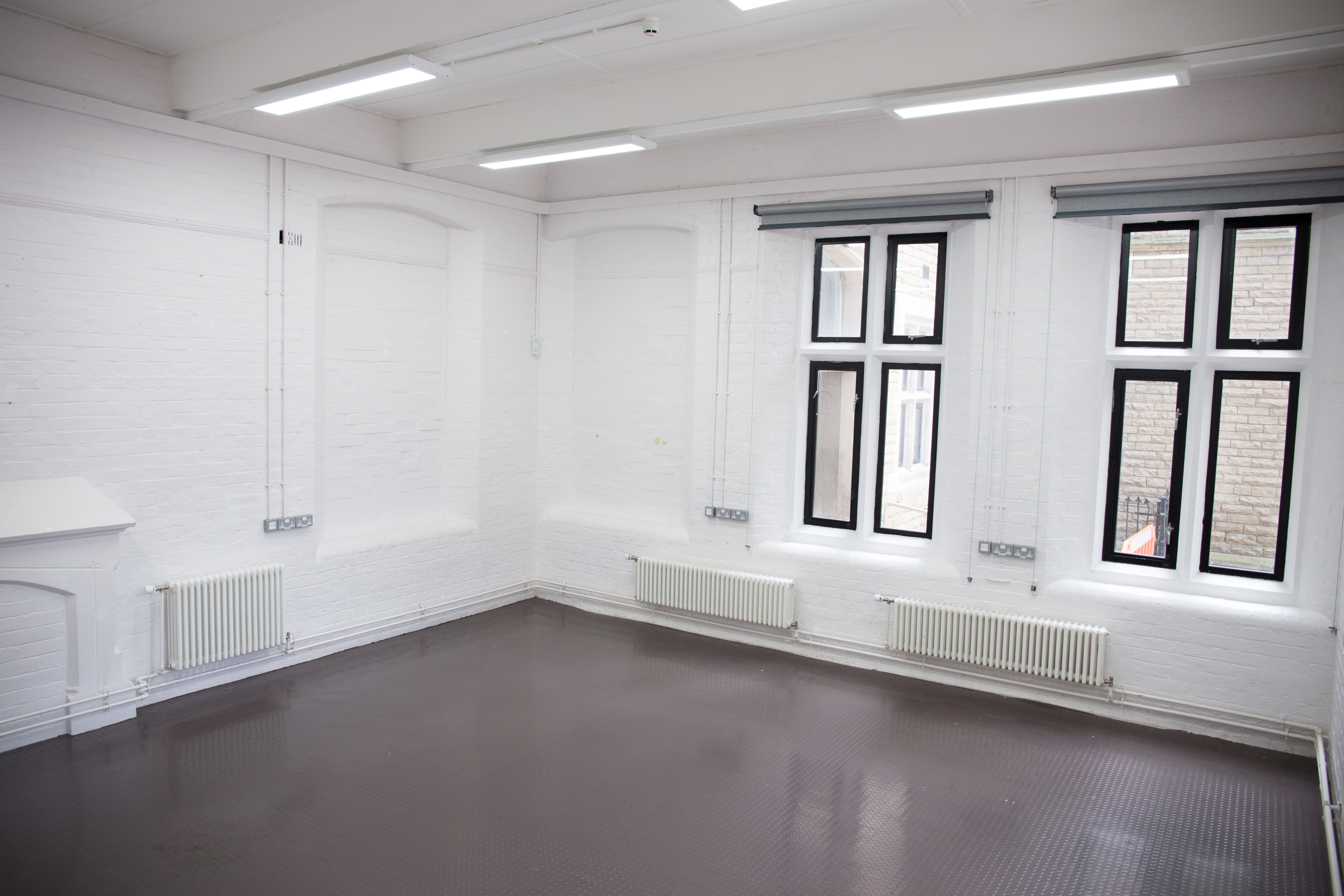 Bright, blank meeting space at Chesterfield College for workshops and conferences.