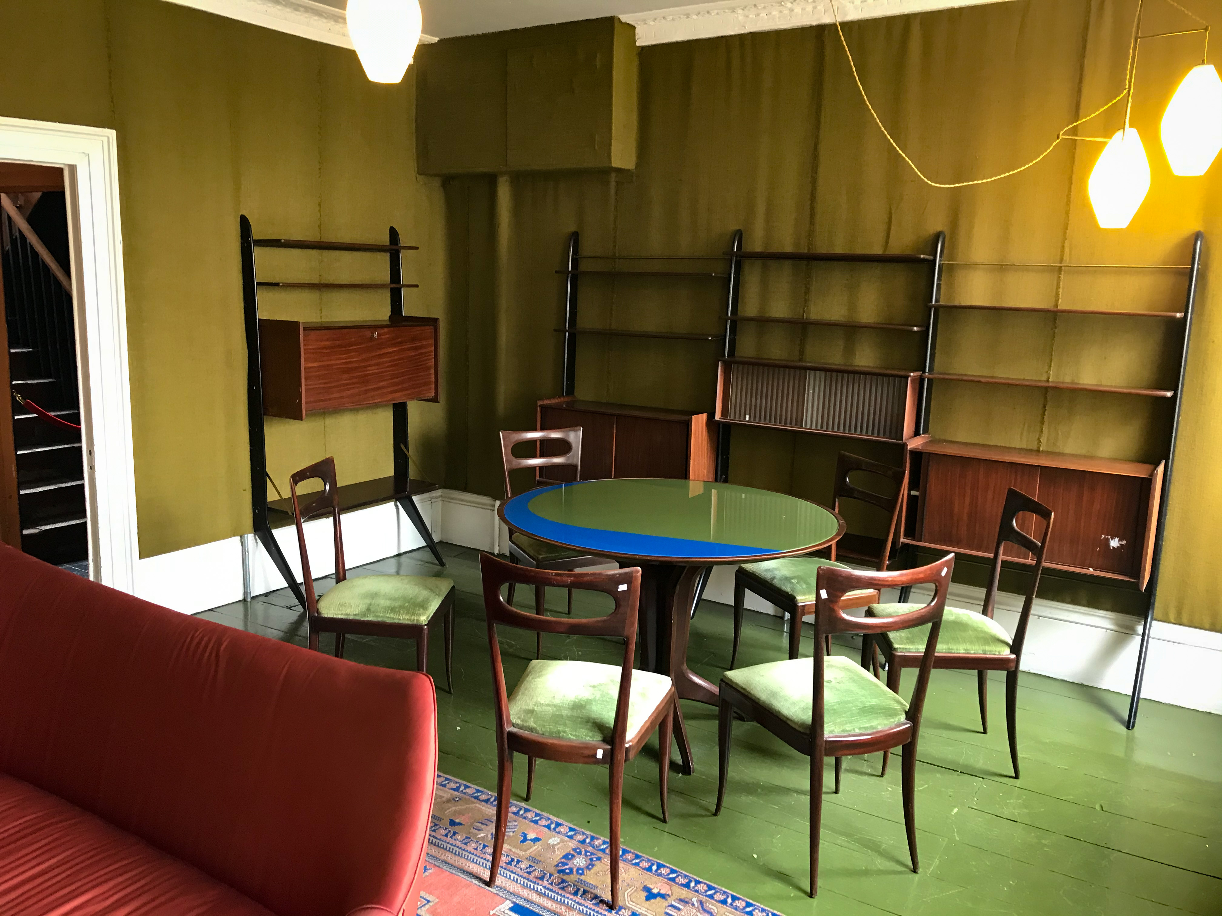 Cozy meeting space in Café Babka with round table, ideal for brainstorming sessions.