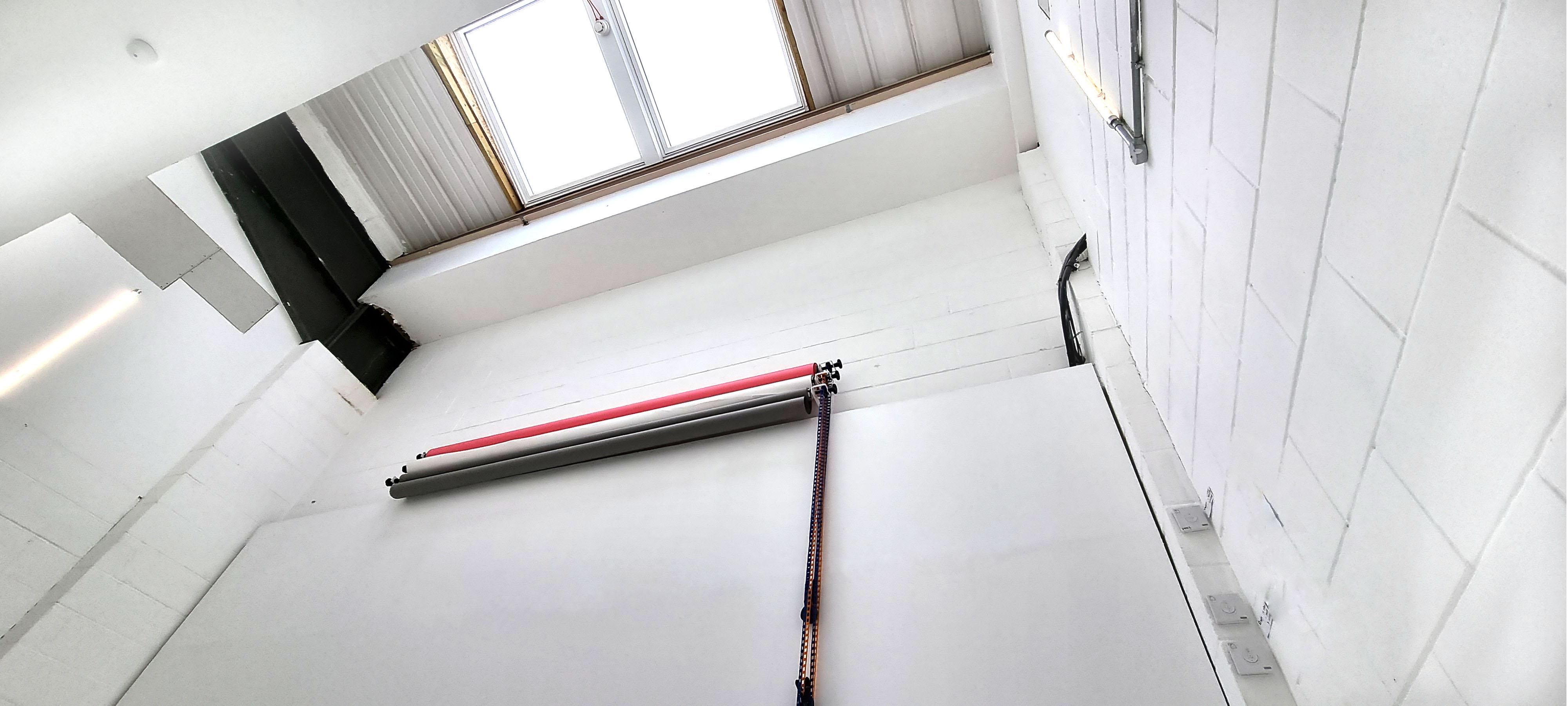 Daylight studio with natural light, perfect for workshops and presentations.