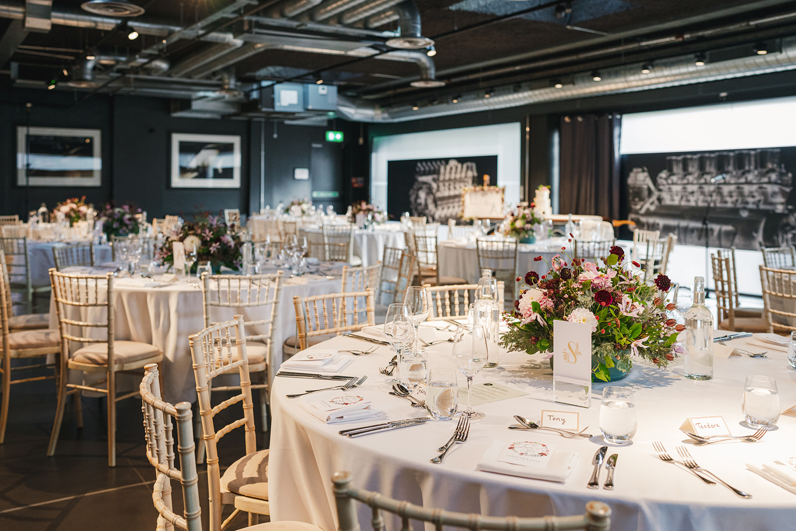 The V12 Room  - oymhfzksk0c.jpg