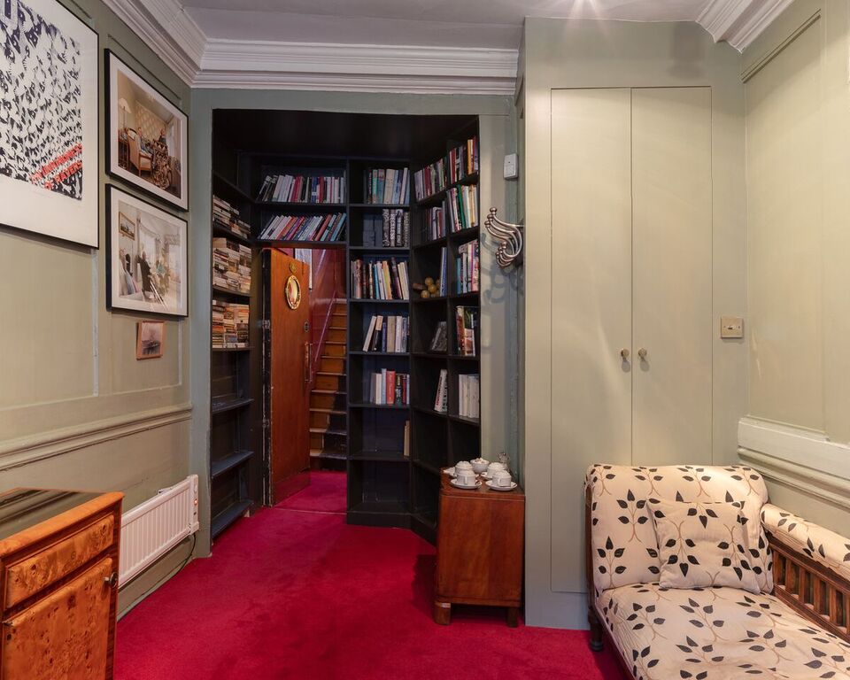 Cozy meeting space in Bellville's Union Club, ideal for workshops and team-building.