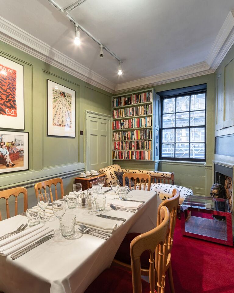 Cozy meeting space in Bellville's Union Club, ideal for intimate gatherings and brainstorming.