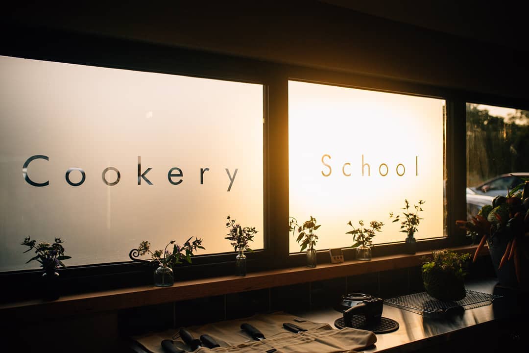 Welcoming cookery school with natural light, ideal for culinary workshops and team-building events.