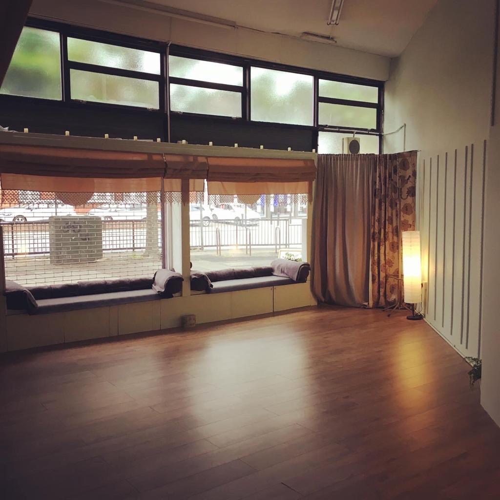 Versatile event space with natural light, ideal for workshops and intimate gatherings.