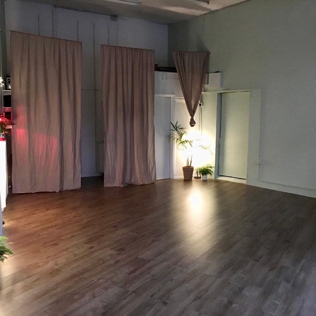 Versatile Zenw2 Studio event space with warm lighting for intimate gatherings and workshops.