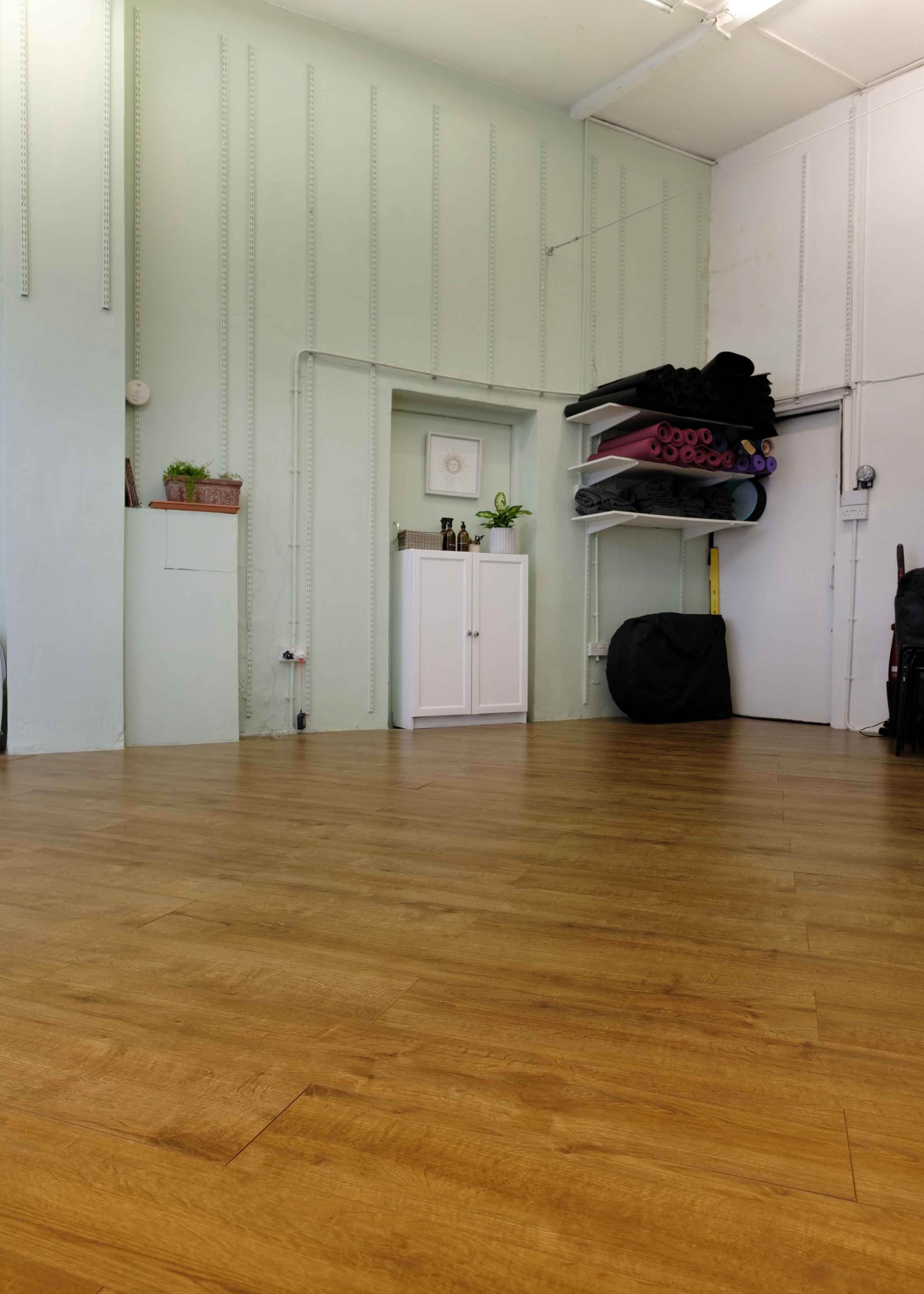 Versatile Zenw2 Studio event space with minimalist design for workshops and gatherings.