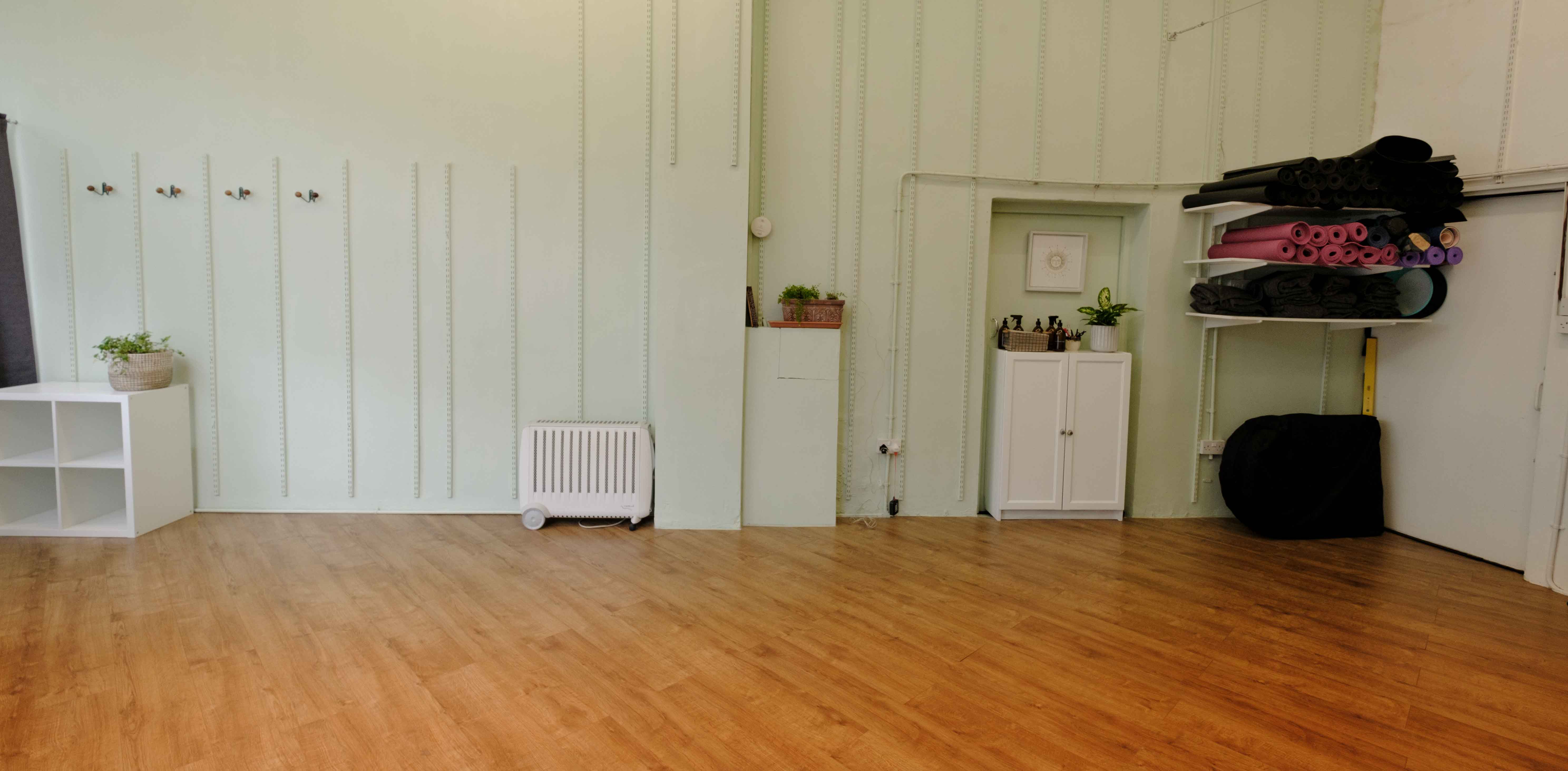 Versatile Zenw2 Studio event space with light green walls, perfect for workshops and gatherings.