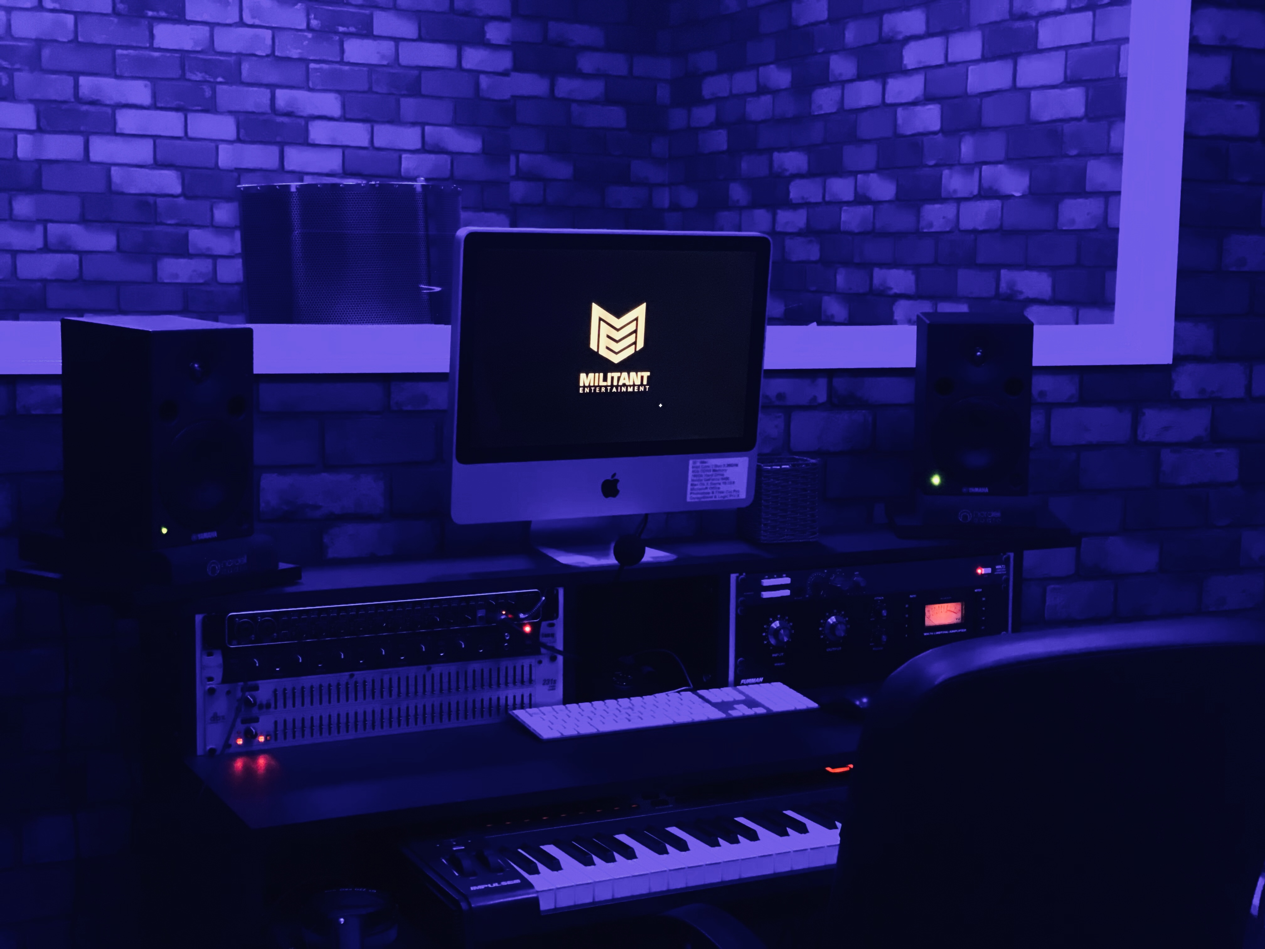 Modern recording studio with iMac, ideal for music events and creative workshops.