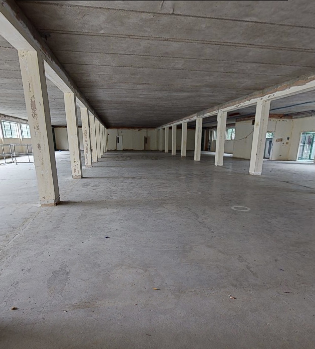 Spacious unfinished venue in Moxon House, ideal for customizable conferences and exhibitions.