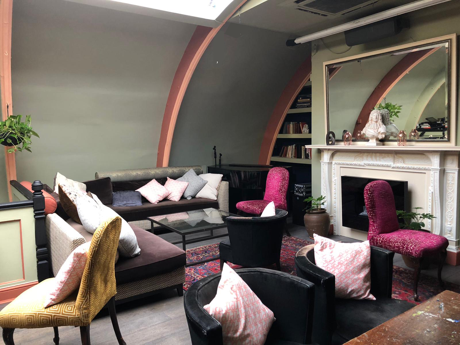 Le Salon Rose - mue4r5bwvpx.JPG