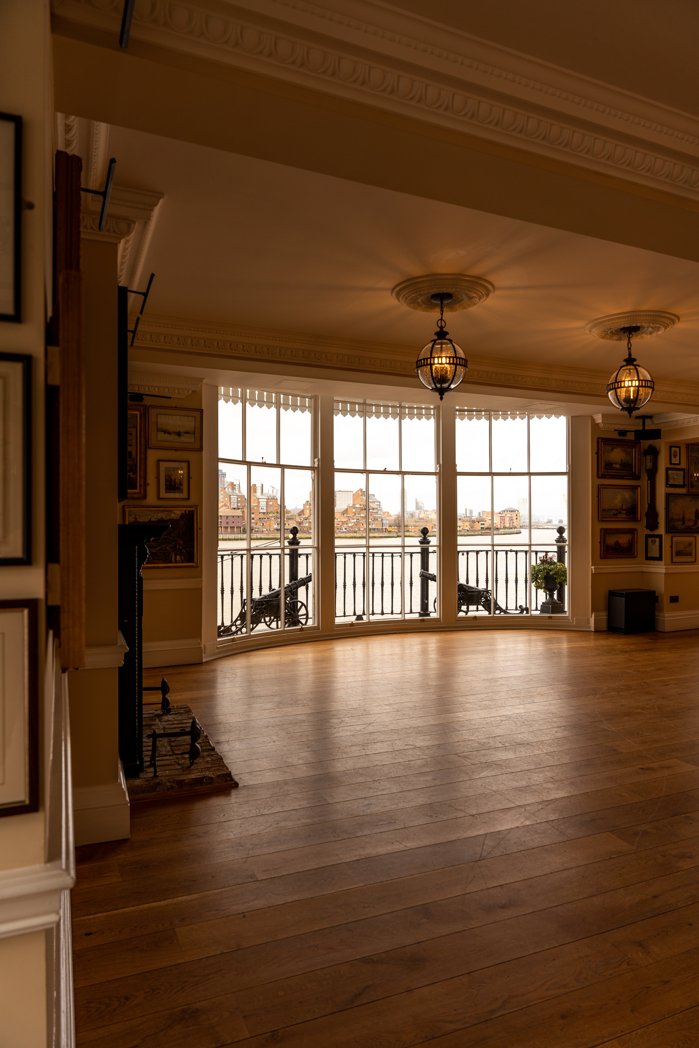 Hawke and Howe Bar - fkgxearawsy.jpg