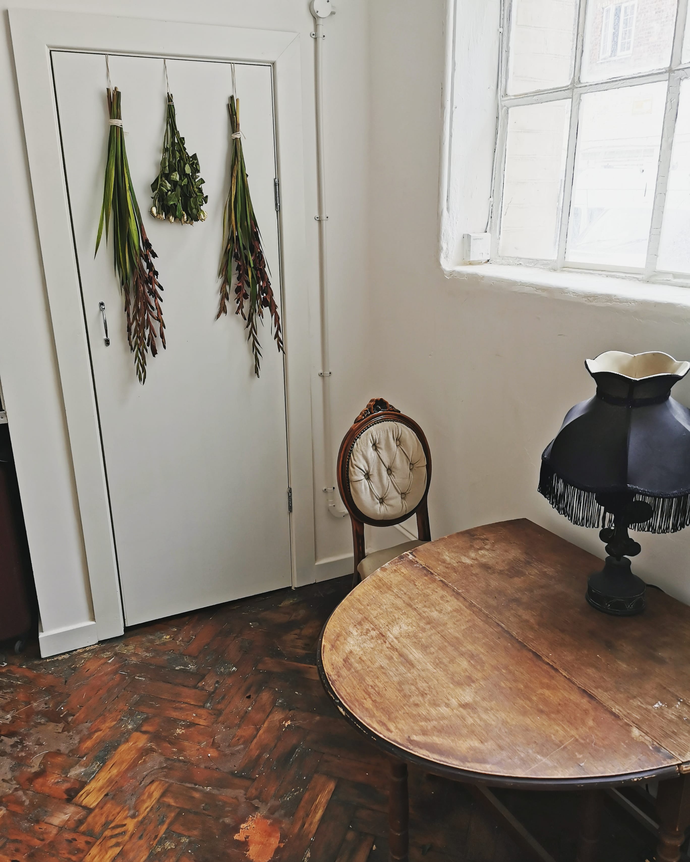 Charming event space corner with vintage chair, ideal for meetings and brainstorming.