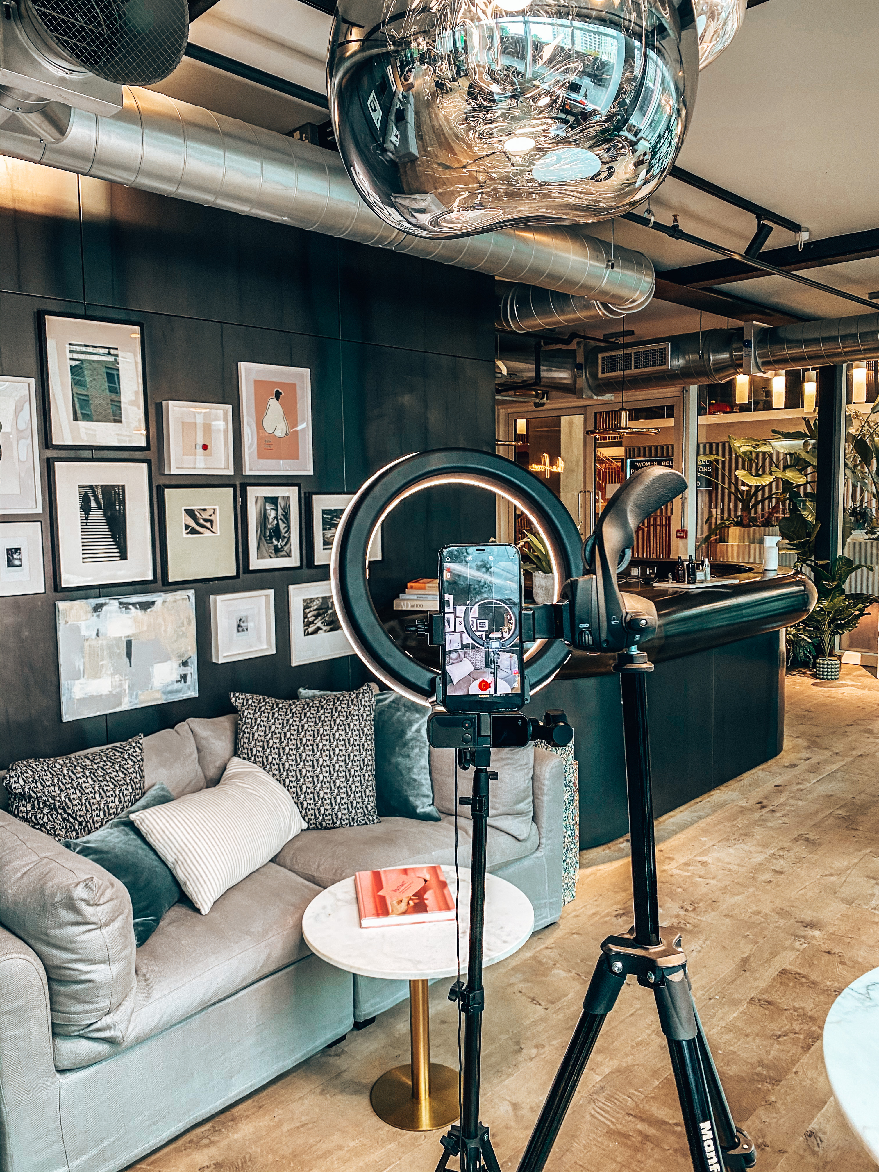 Lounge in The Fore: modern meeting space with ring light for hybrid events and presentations.