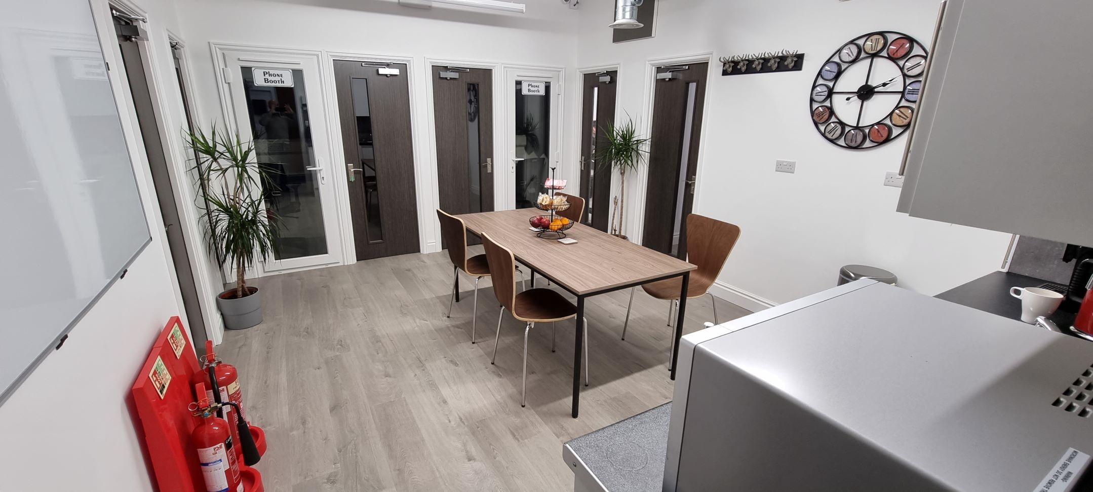 Hot Desk - lzjmbdckuoj.jpg