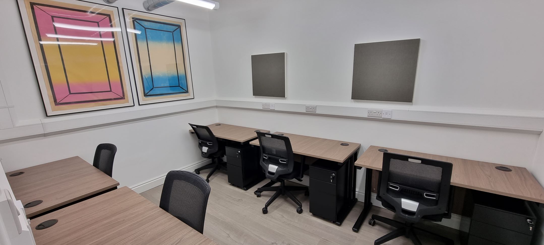 Hot Desk - qluuefhz1up.jpg