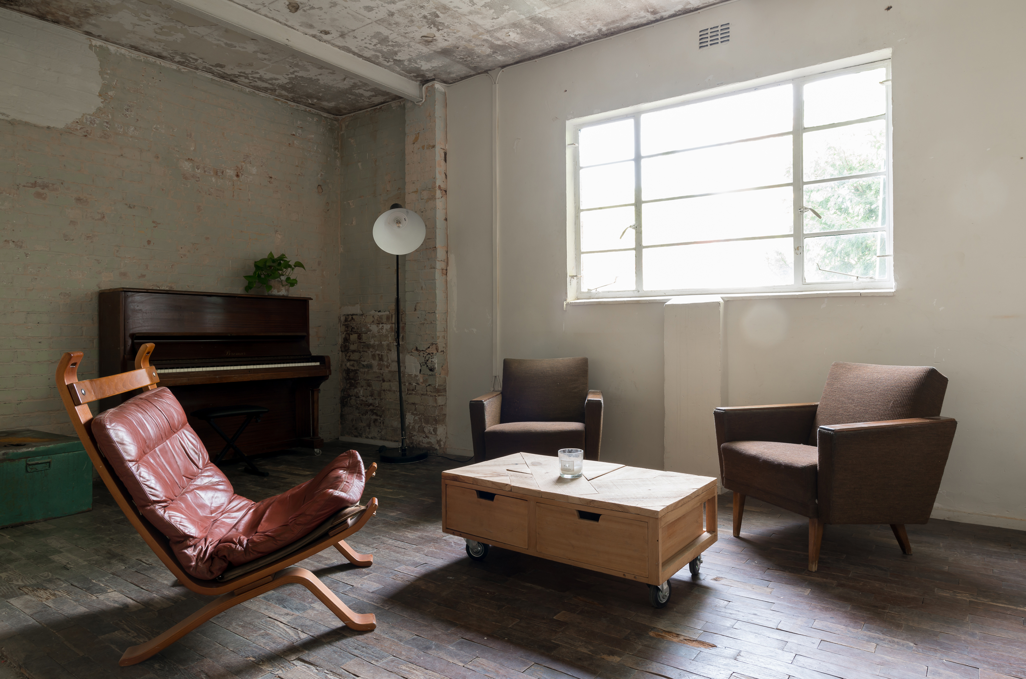 Cozy minimalist meeting space with natural light, ideal for brainstorming and networking events.