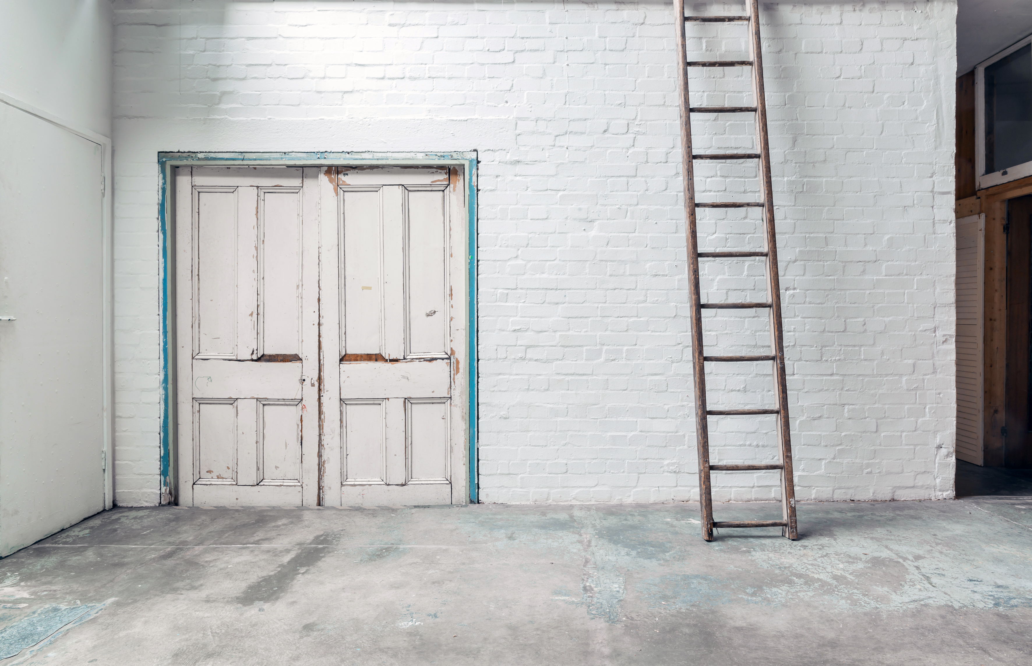Alt text: Rustic event space with whitewashed walls, ideal for intimate gatherings and workshops.