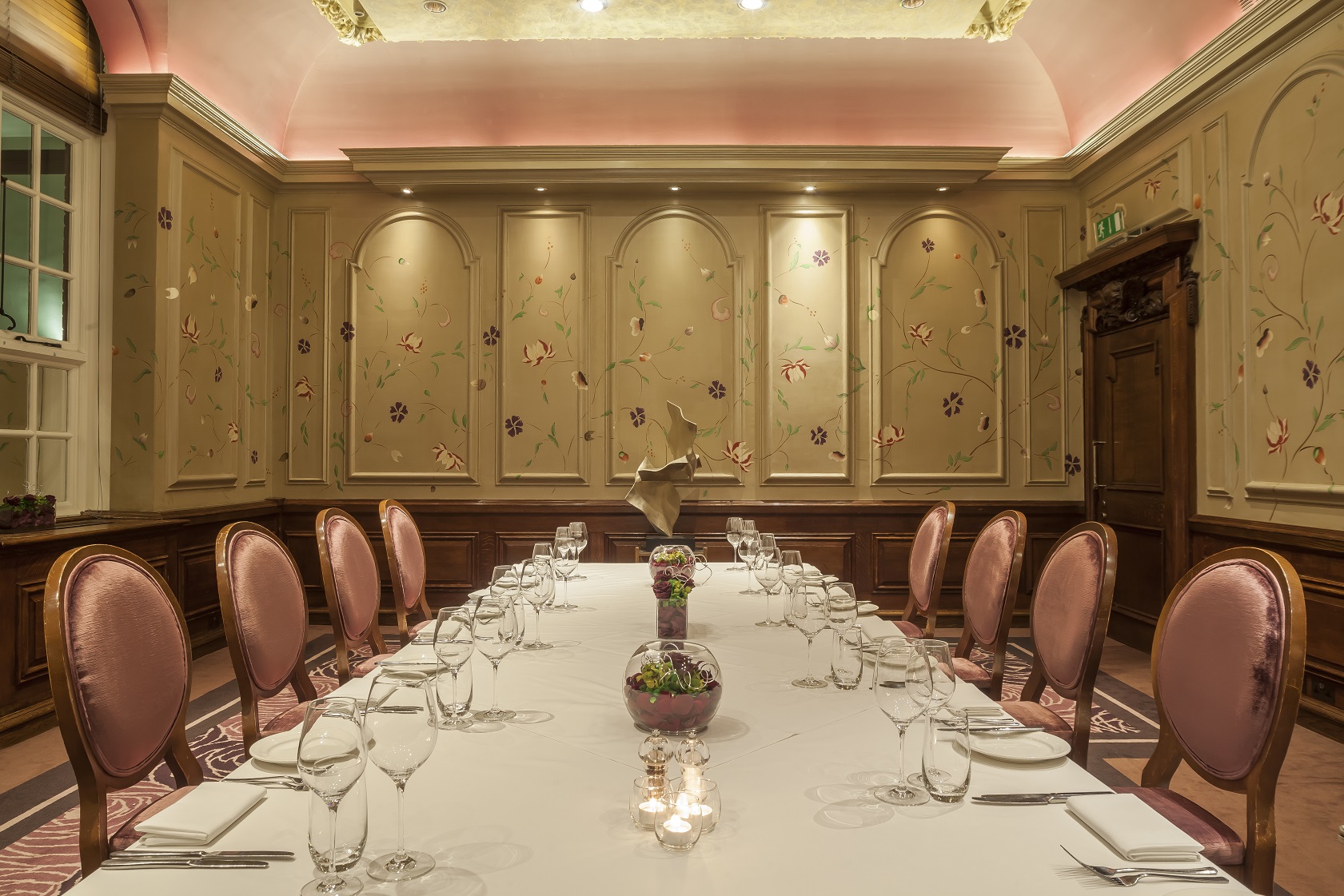 Elegant meeting room at The Roseate, Reading with floral centerpieces for upscale events.