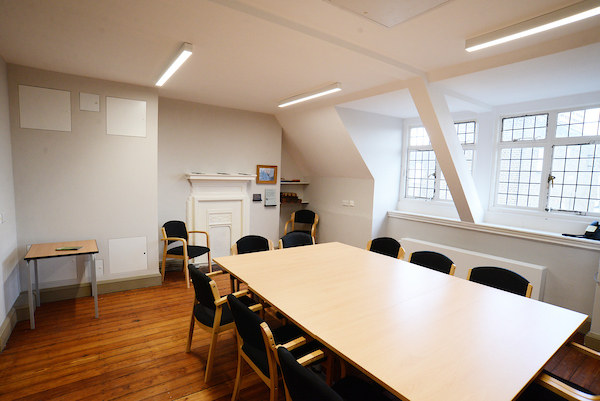 Settlement Room in Oxford House with large wooden table, ideal for meetings and brainstorming.