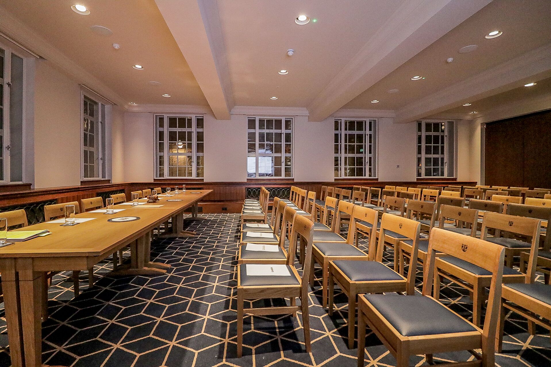 Court Suites meeting space with long table, ideal for workshops and formal meetings.