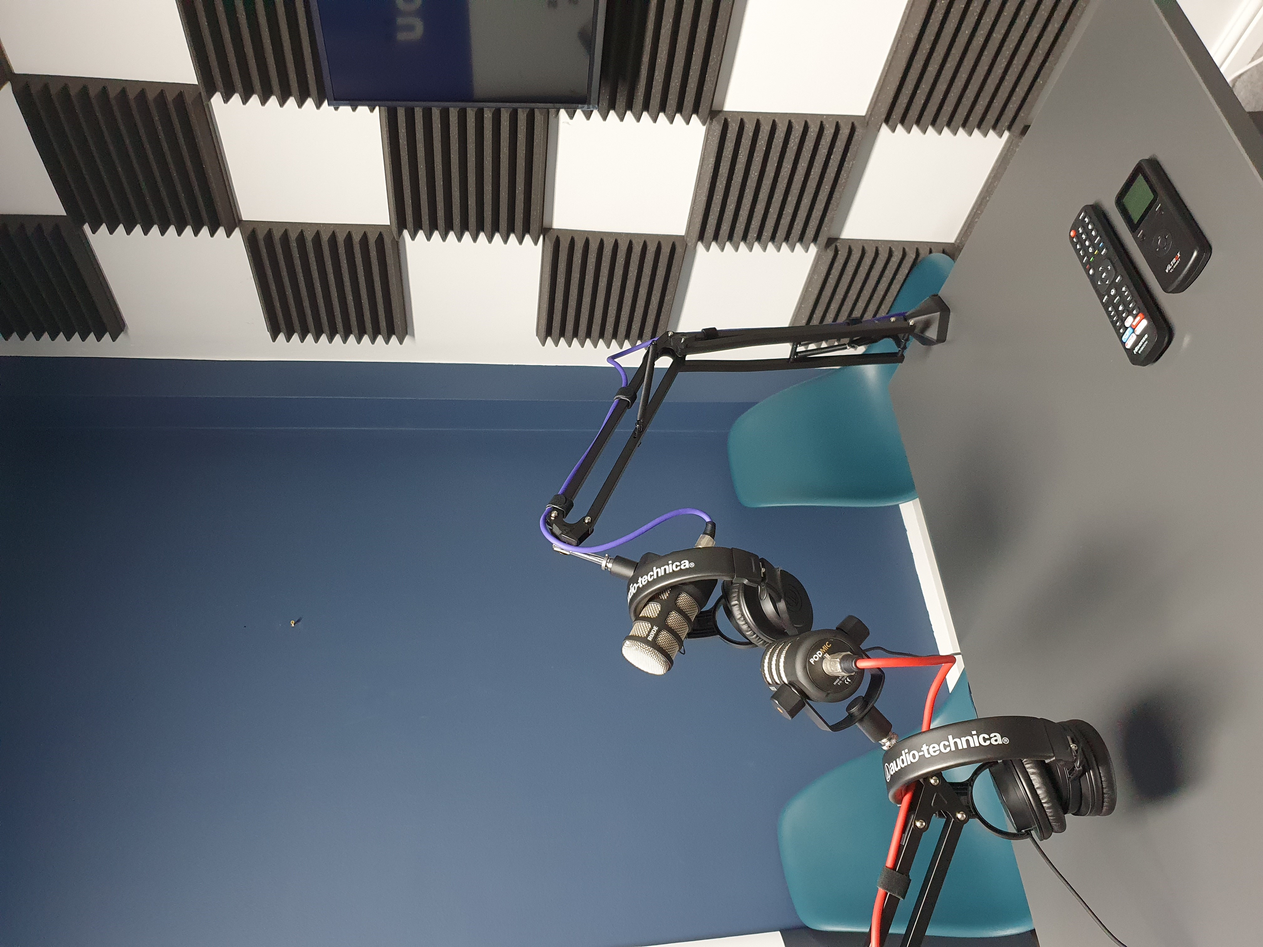 Podcast studio with professional microphone, ideal for interviews and virtual events.