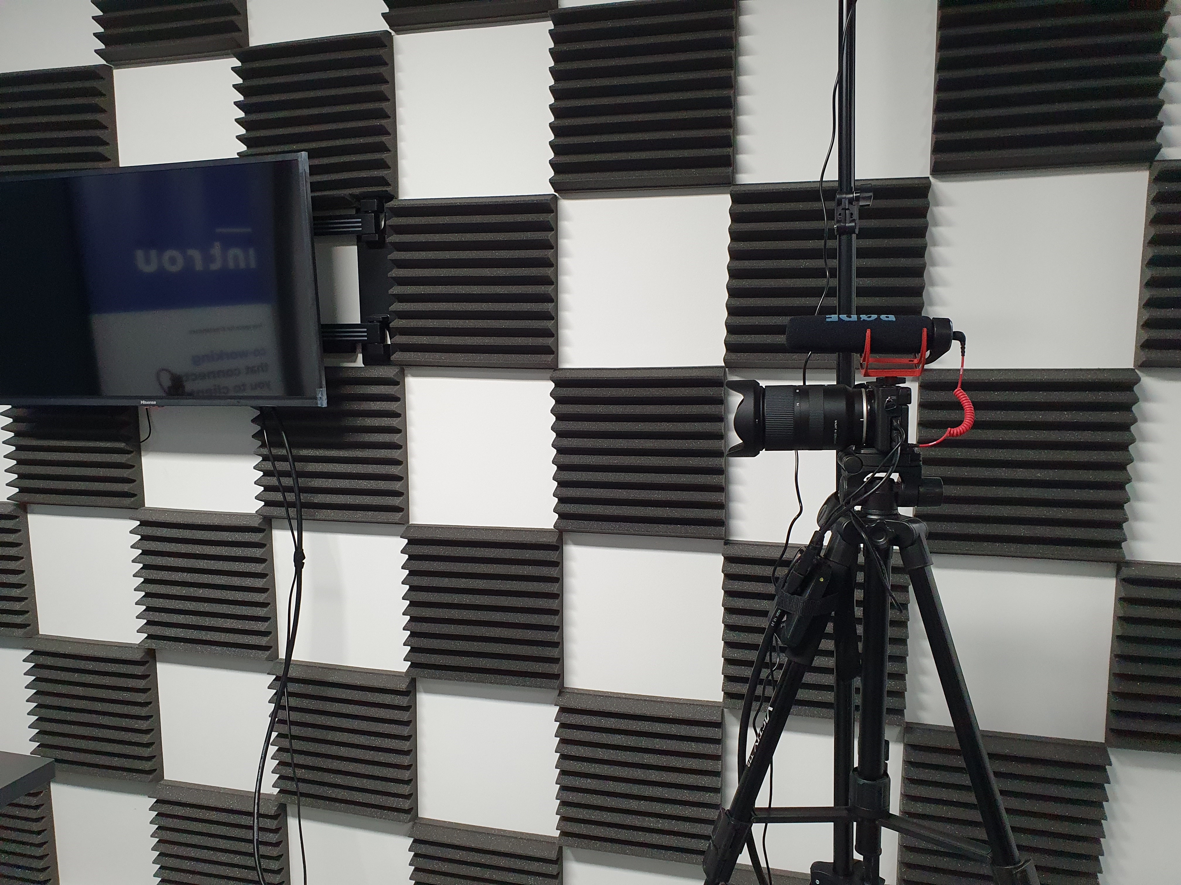 Charles et Danes Podcast room with mounted TV, ideal for hybrid events and meetings.