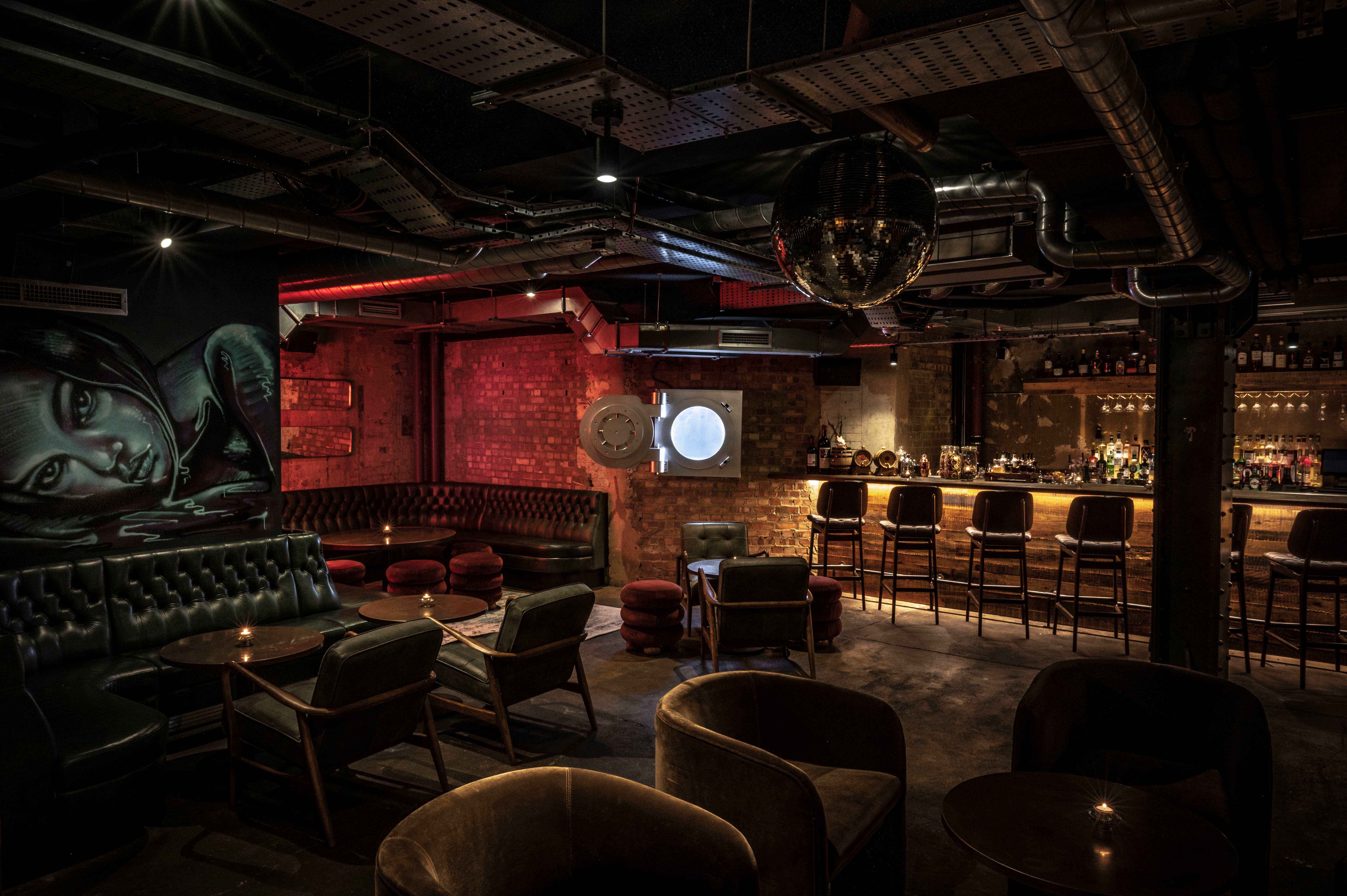 Stylish private bar in HDN, ideal for upscale networking and cocktail receptions.