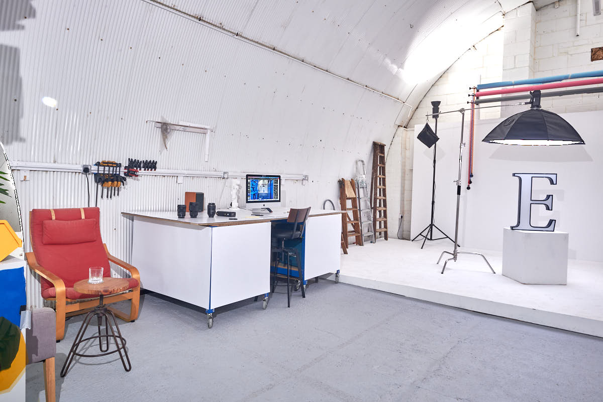 Versatile event space with minimalist design, perfect for workshops and photo shoots.