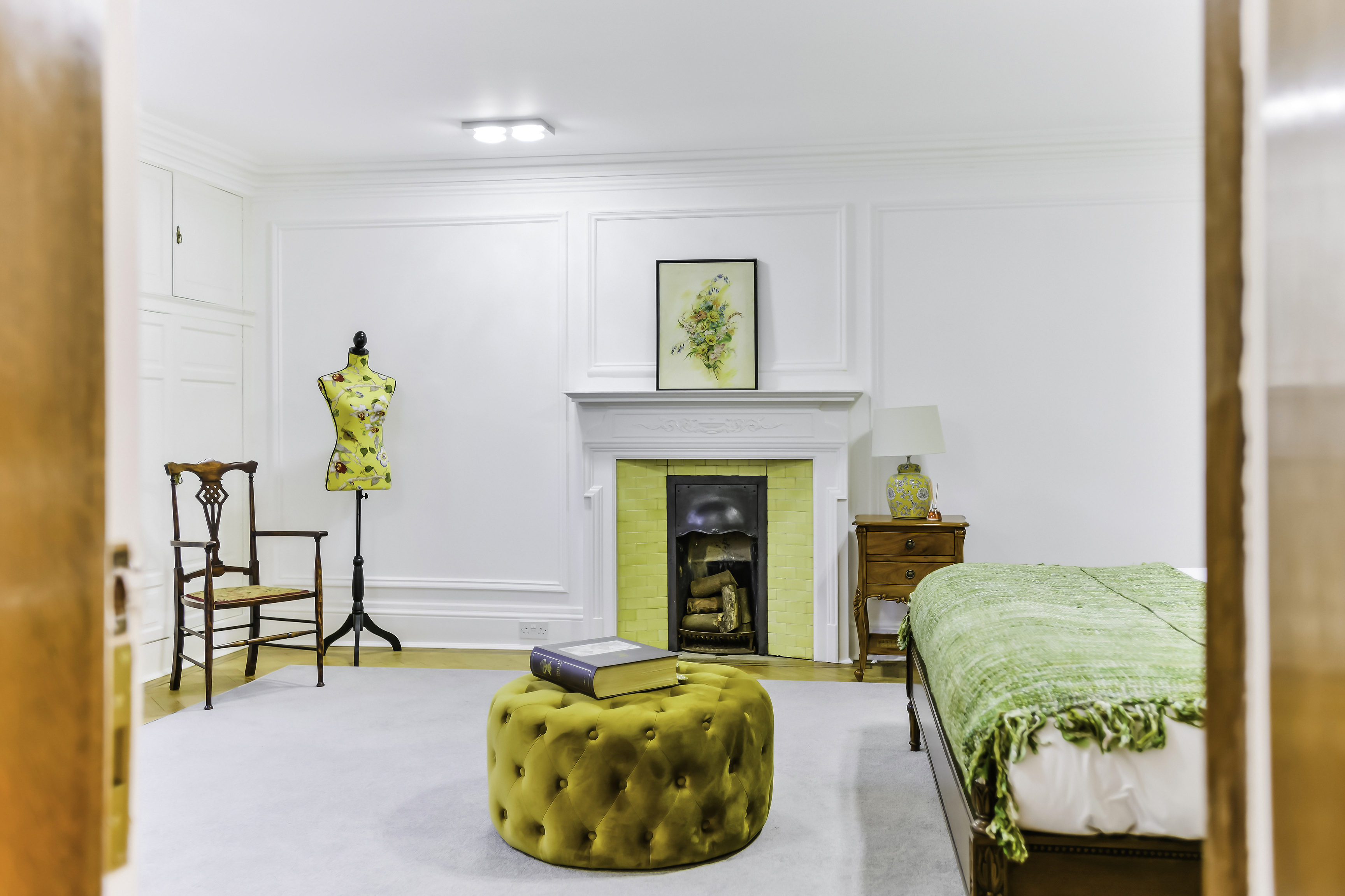 Kingswood Manor meeting room with soft furnishings, ideal for creative workshops and events.