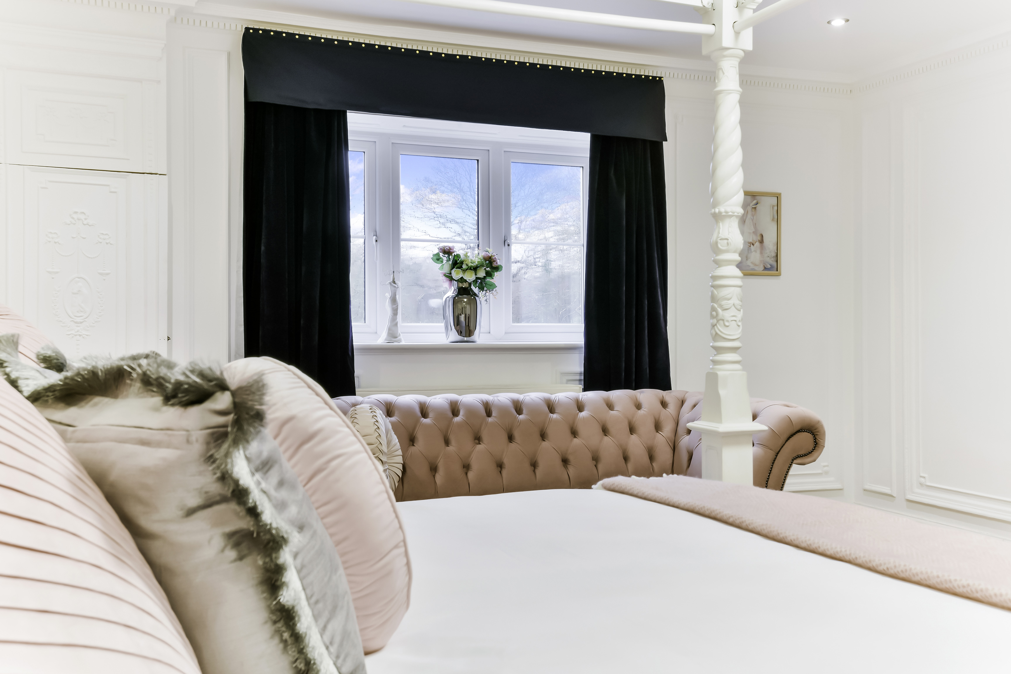 Elegant meeting space at Kingswood Manor, perfect for intimate gatherings and retreats.