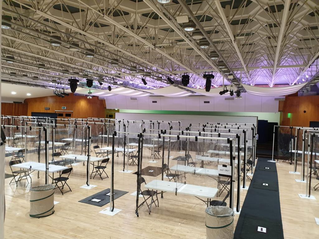 Congress Hall event venue with modular workstation clusters for health conferences and workshops.