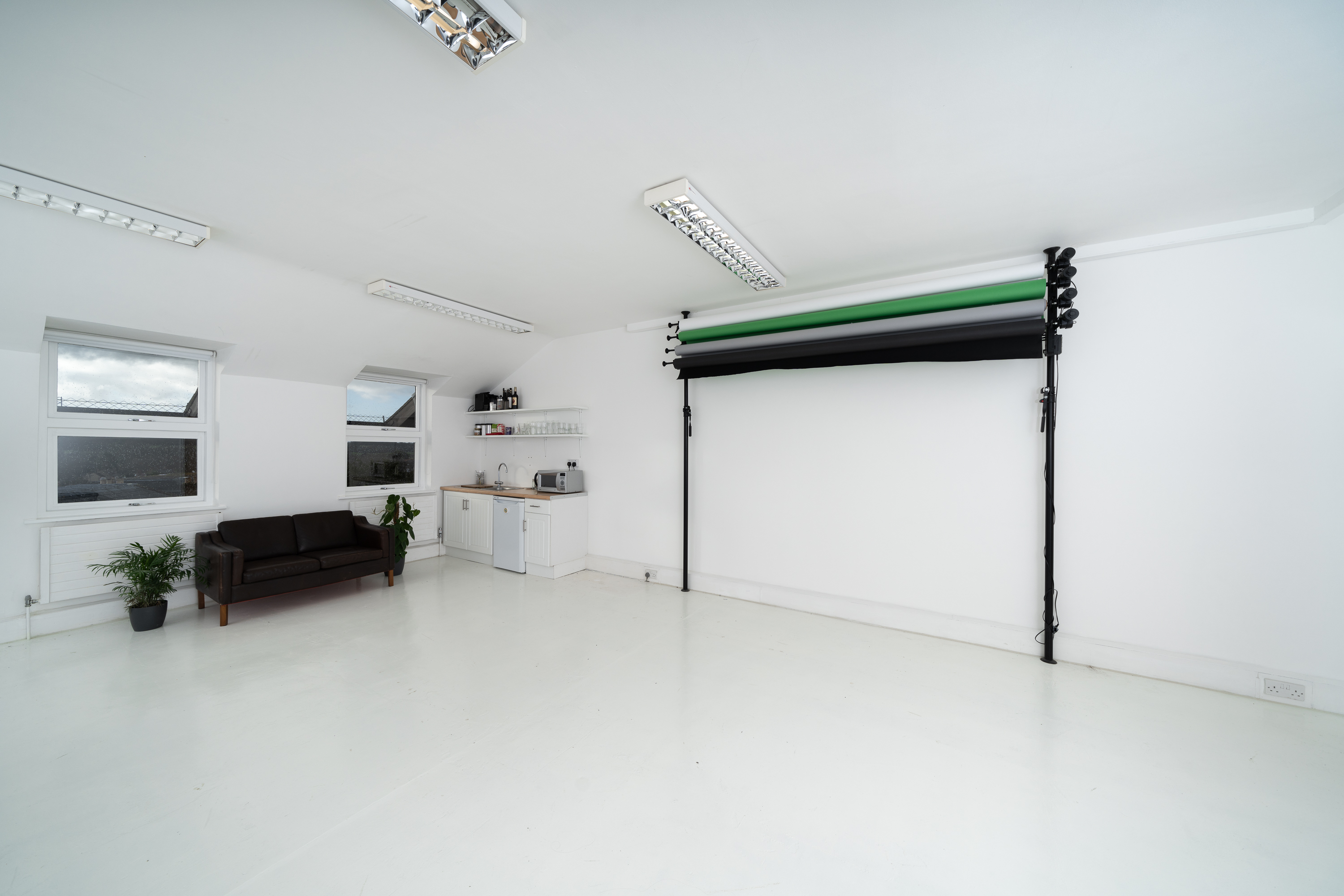 Versatile minimalist event space in St. Albans for meetings and workshops.