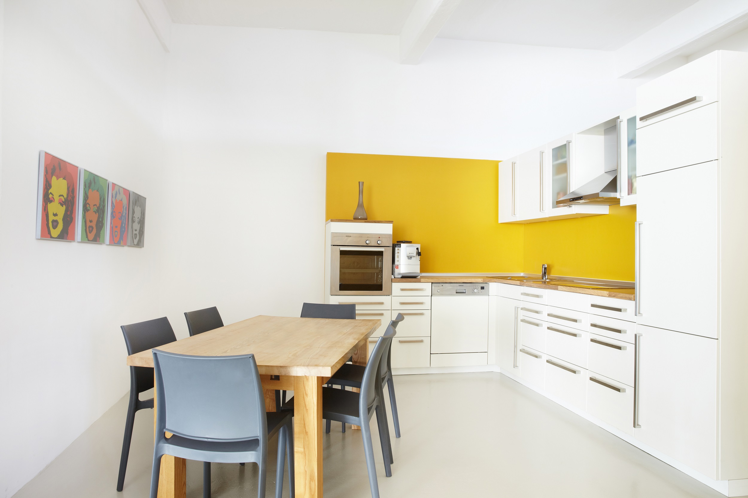 Modern kitchen and dining area in Yakeu Studio, perfect for team gatherings and meetings.