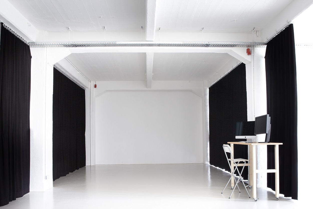 Versatile Yakeu Studio event space with minimalist design, ideal for meetings and workshops.